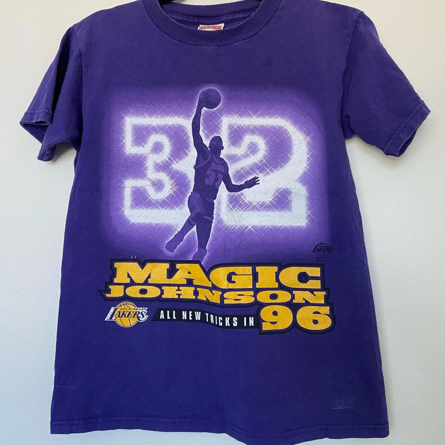 Vintage Nutmeg Los Angeles Lakers Magic Johnson '96 Graphic T-Shirt 💀 Shop DeadPeoplesShit.com (Link in Bio)