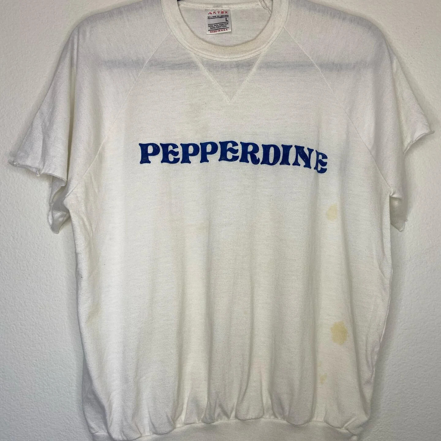 Vintage Pepperdine University Sweatshirt with Cut Off Sleeves
Shop DeadPeoplesShit.com 💀 (link in bio)