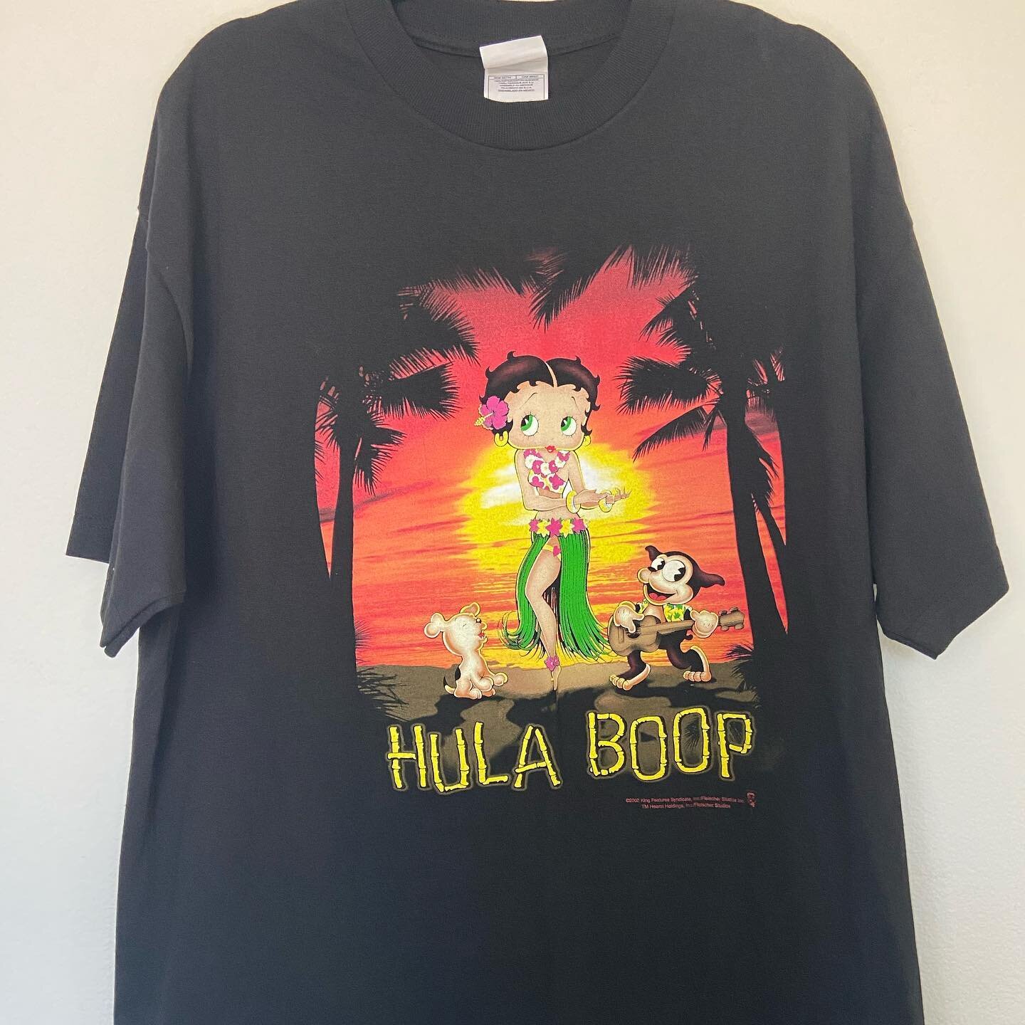 Vintage 2002 Betty Boop "Hula Boop" Double Sided Graphic T-Shirt
Shop DeadPeoplesShit.com 💀 (link in bio)