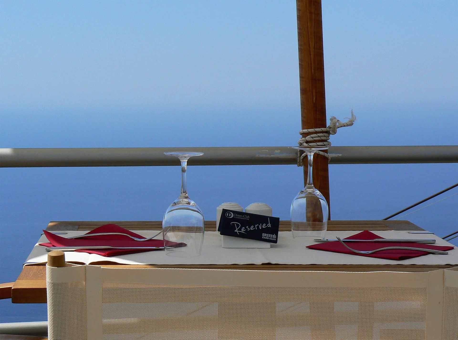 table-190817_1920.jpg