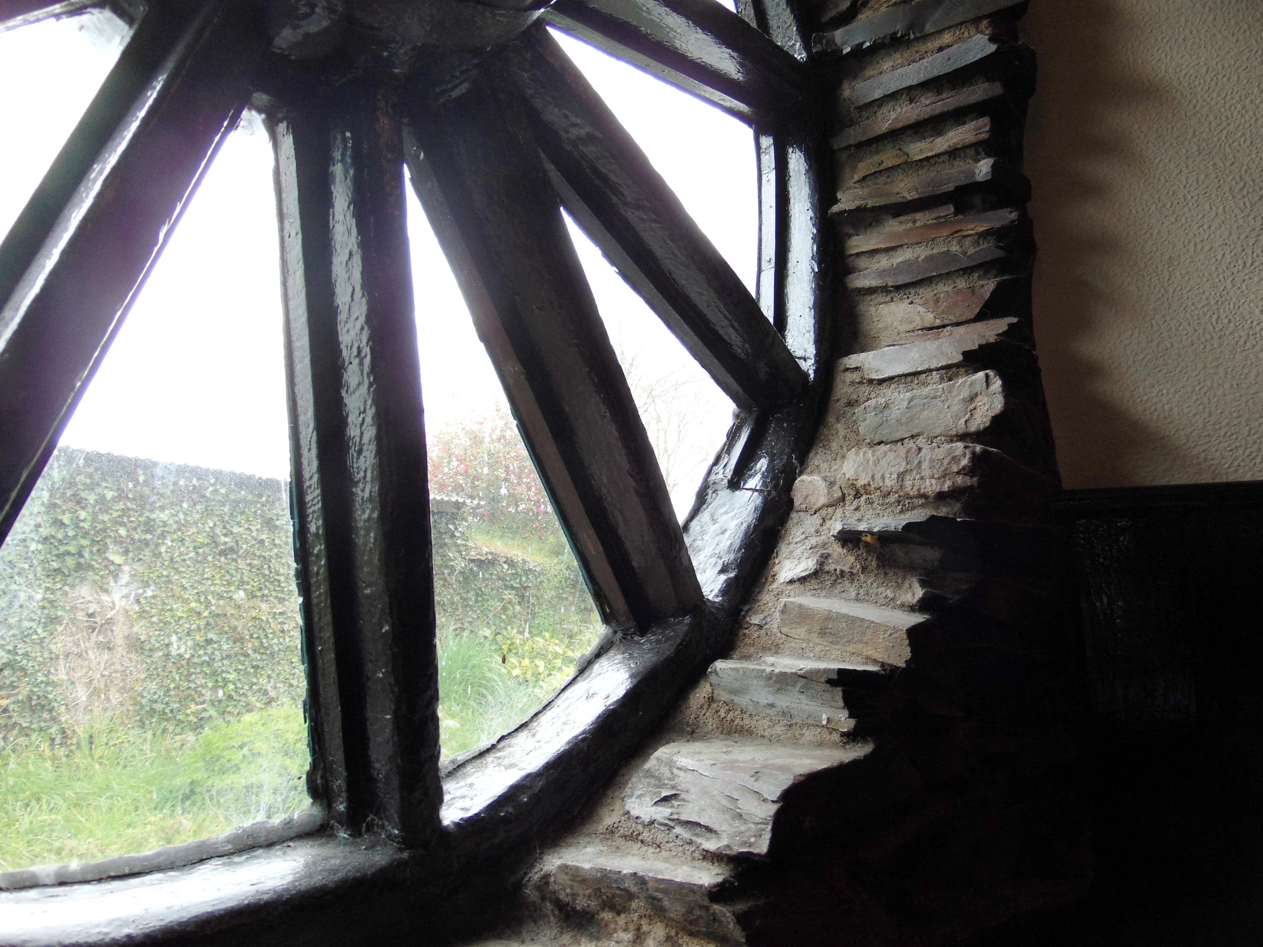 White-Hart-Inn-Bridestowe-Local-Public-House-Location-and-Contact-Info-Window-Wheel.JPG