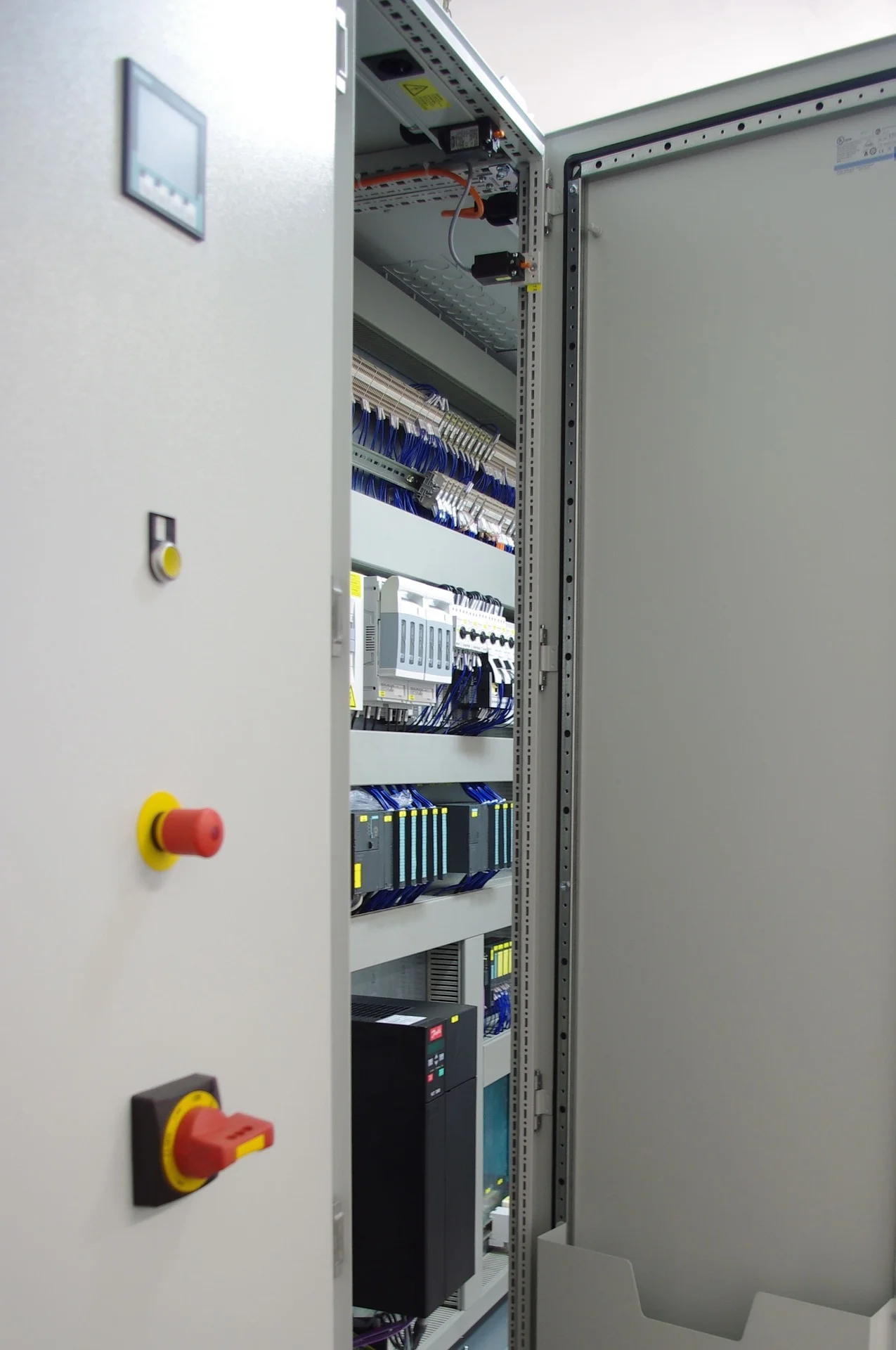 control-cabinet-778666_1920.jpg