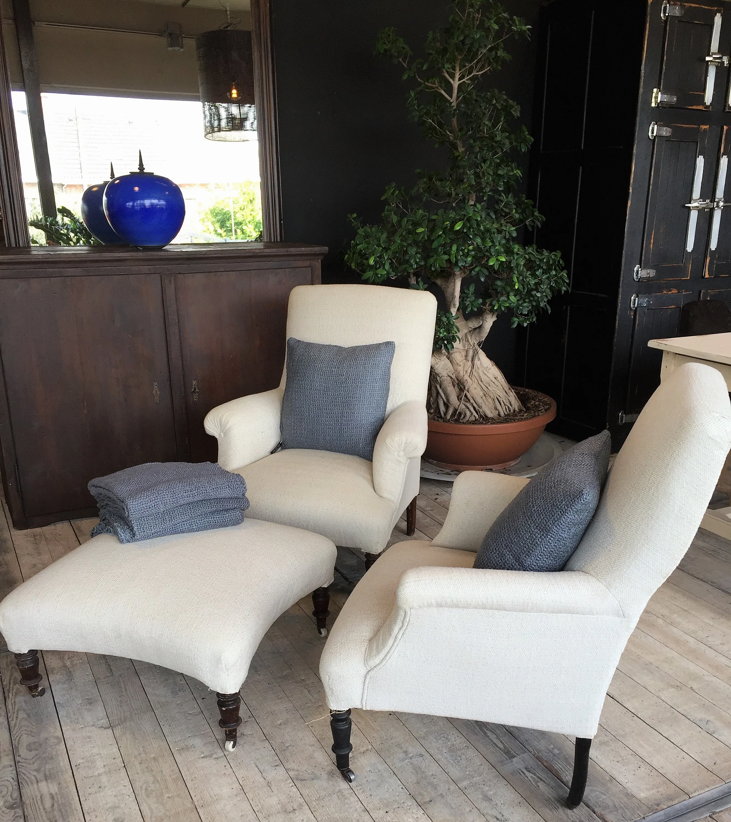 Ref.: 091 | € 2250 (Set of 3)