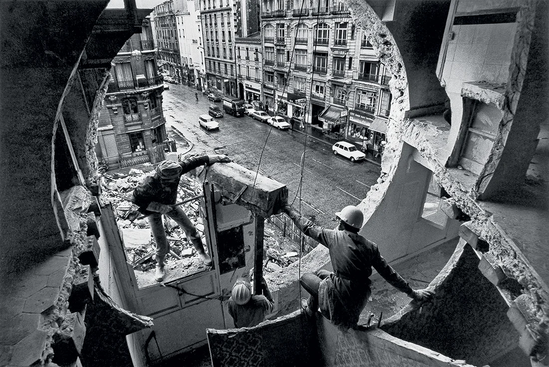 Gordon Matta-Clark et Gerry Hovagimyan travaillant à Conical Intersect. Rue Beaubourg, 1975. Harry Gruyaert / Magnum Photos