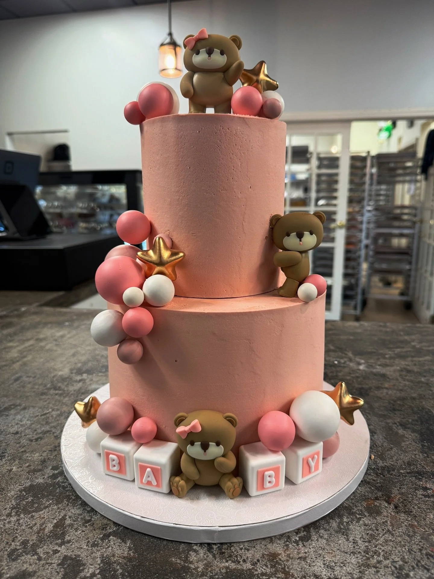 Bear-y sweet moments, one slice at a time! 🐻
Contact us today to place your custom cake order
.
.
.
.
#bearcake #babyshowercake #birthdaycake #bearbabyshower #cake #bear
