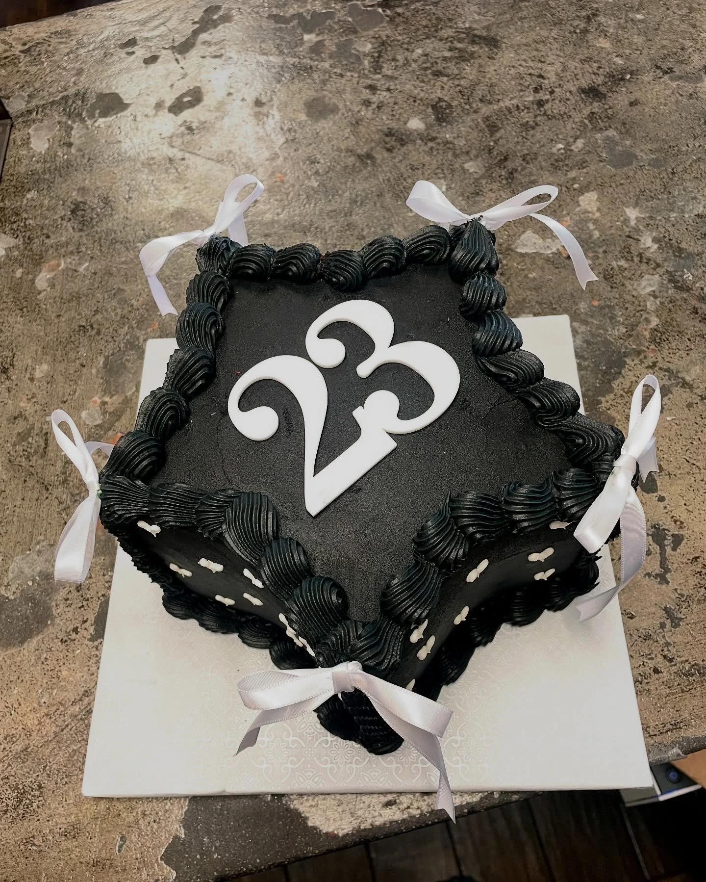 You&rsquo;re a Star! 
Email orders@docscakeshop.com for a custom order today! ✨.
.
.
.
#cake #starcake #birthdaycakes #blackcake #vintagecake