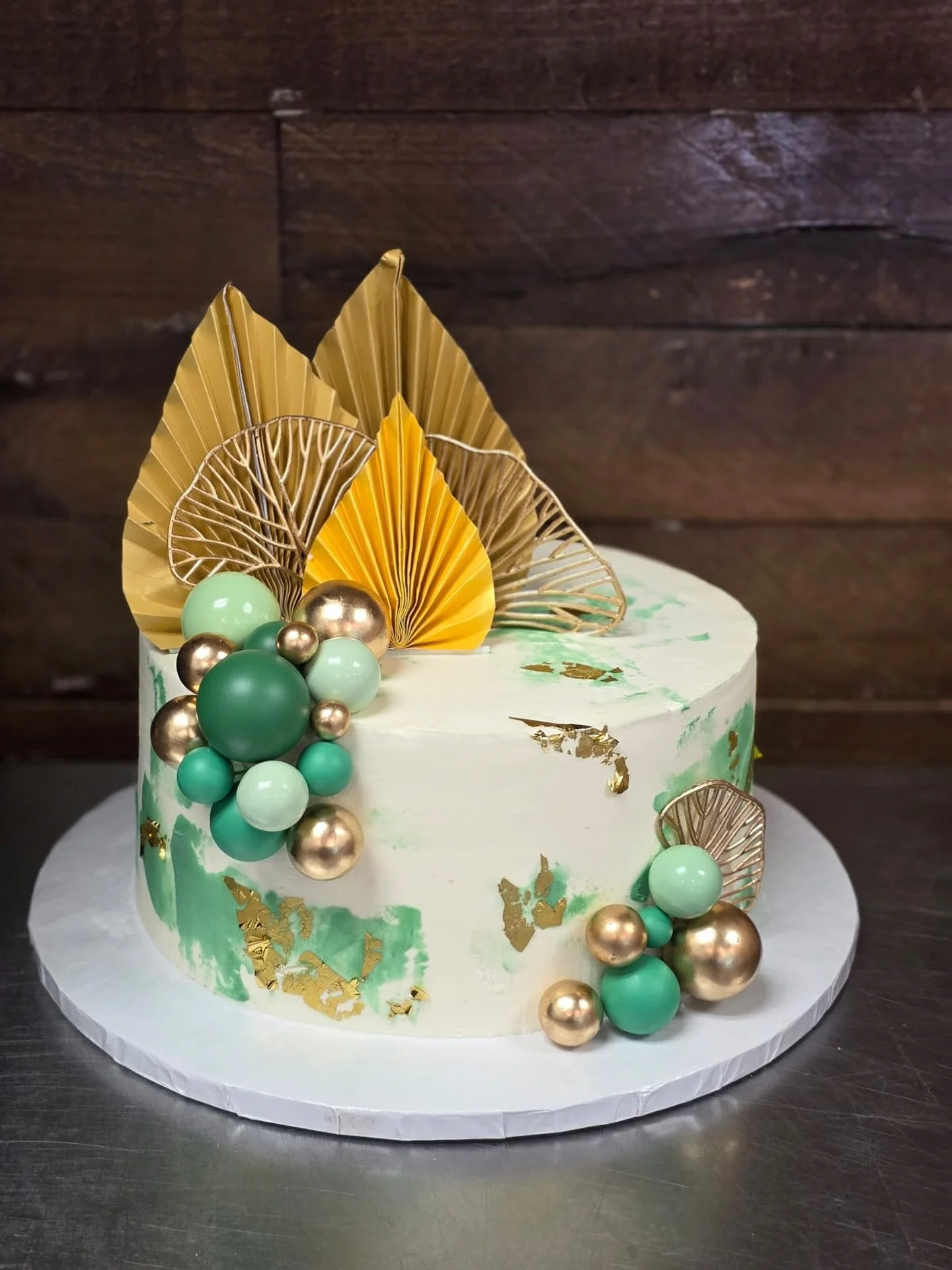 Simple &amp; Elegant ✨
Contact us Today to place your custom orders! 
.
.
.
#elegantcake #cake #cakedesign #celebrationcake