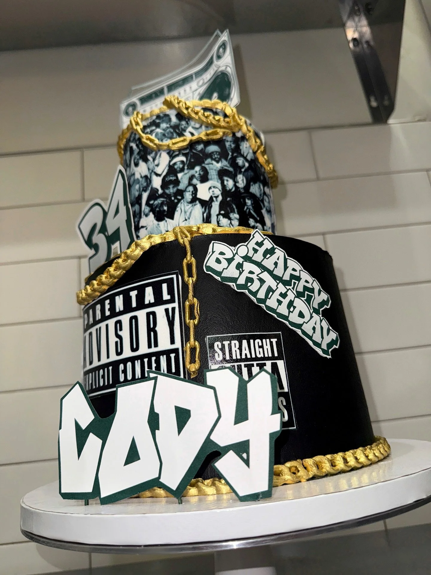 Beats, Bling and Buttercream 🎵✨🎂

Hip Hop Theme Two Tier Cake for your custom order
Email us today: orders@docscakeshop.com
.
.
.
.
#hiphop #hiphopcake #cake #nwa #cakedecorating #brooklyncake #brooklynbakery