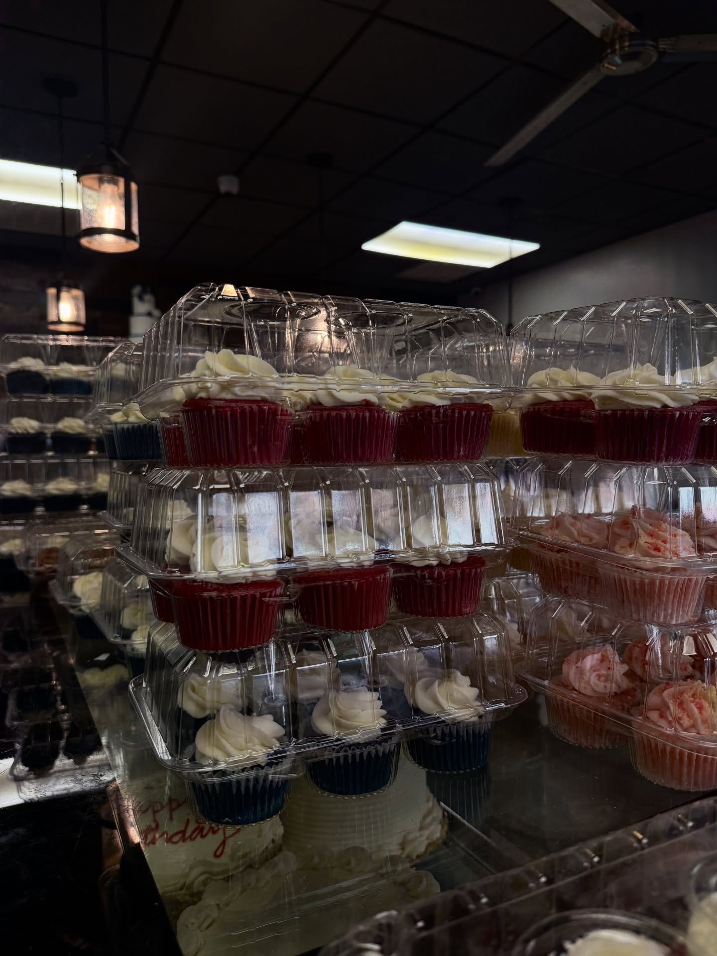 Daily Treats ✨
@docs_cake_shop 

#cupcakes #peachcobbler #cake #cakeslices #bananapudding #redvelvetbananapudding #strawberrybananapudding #docscakeshop