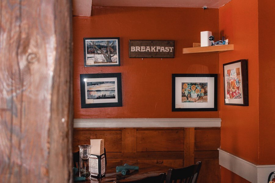 Come check out our newly painted breakfast room! It finally has a touch of the Latham House Tavern #dowdscountryinn #theplacetogather #breakfastroom #visitnh #familyowned #lymenh