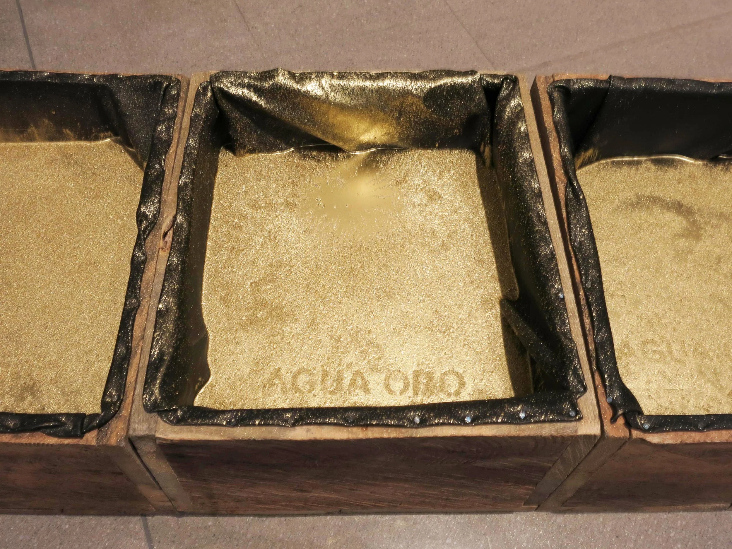Agua Oro Ed 2 (2014) - 30 x 160 x 45 cms - Madera, PVC, agua y polvo de oro / Wood, PVC, water and golden dust