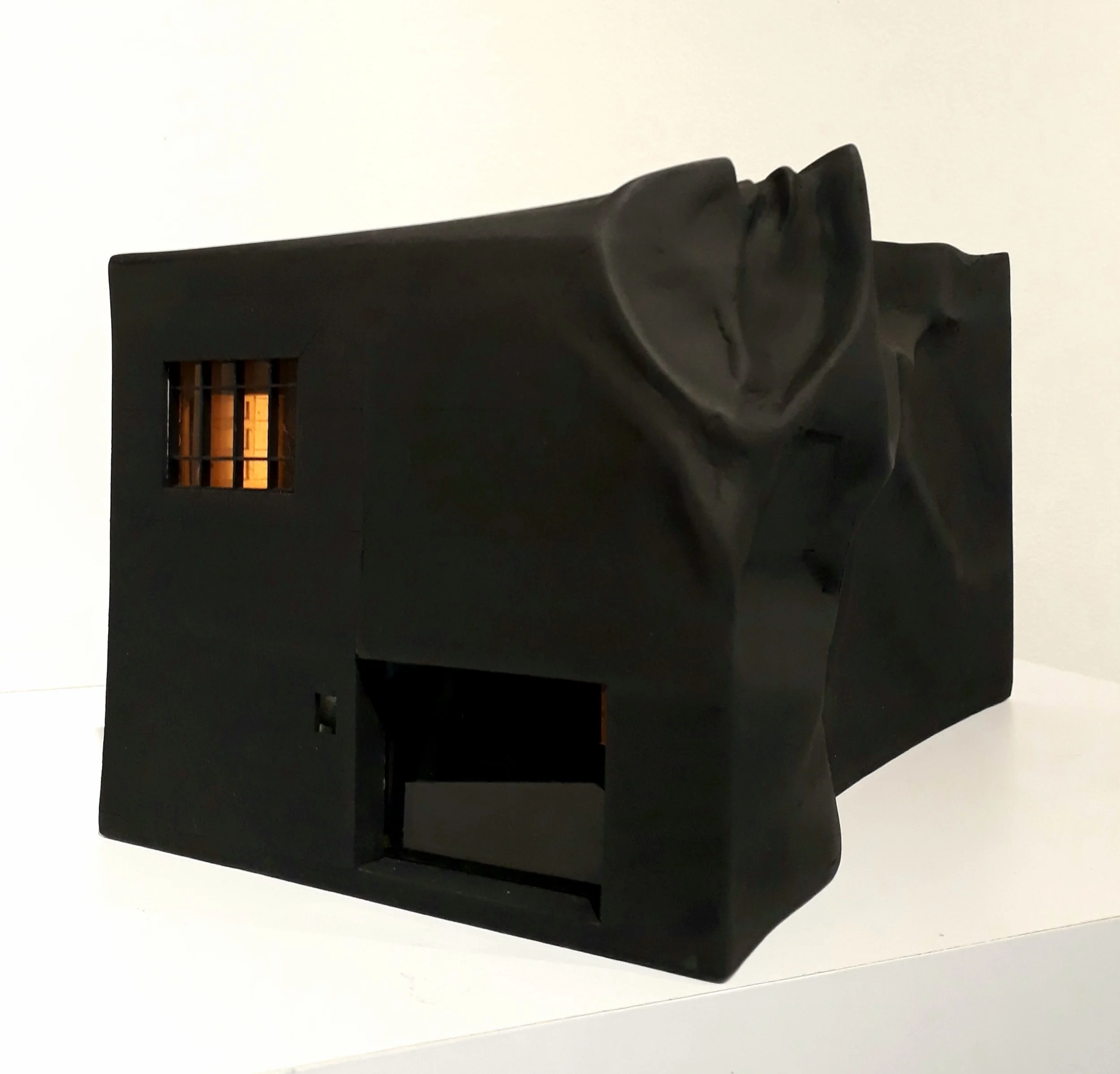 Arrugamiento In situ: Beta (2018) - 14 x 15 x 25,5 cm - Maqueta en MDF, cartón, papel, pintura y luz led / Model made in wood agglomerate, cardboard, paper, mirror and LED light