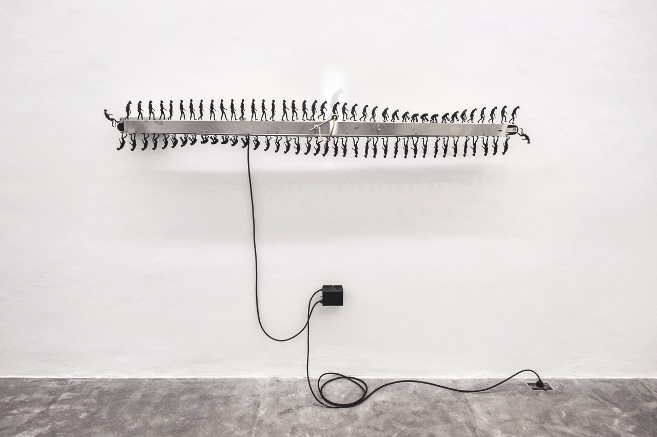 Primate Involution (2014) - 150 x 180 x 25 cm - Escultura cinética - Serie de 2 / Kinetic Sculpture made with electromechanical devices