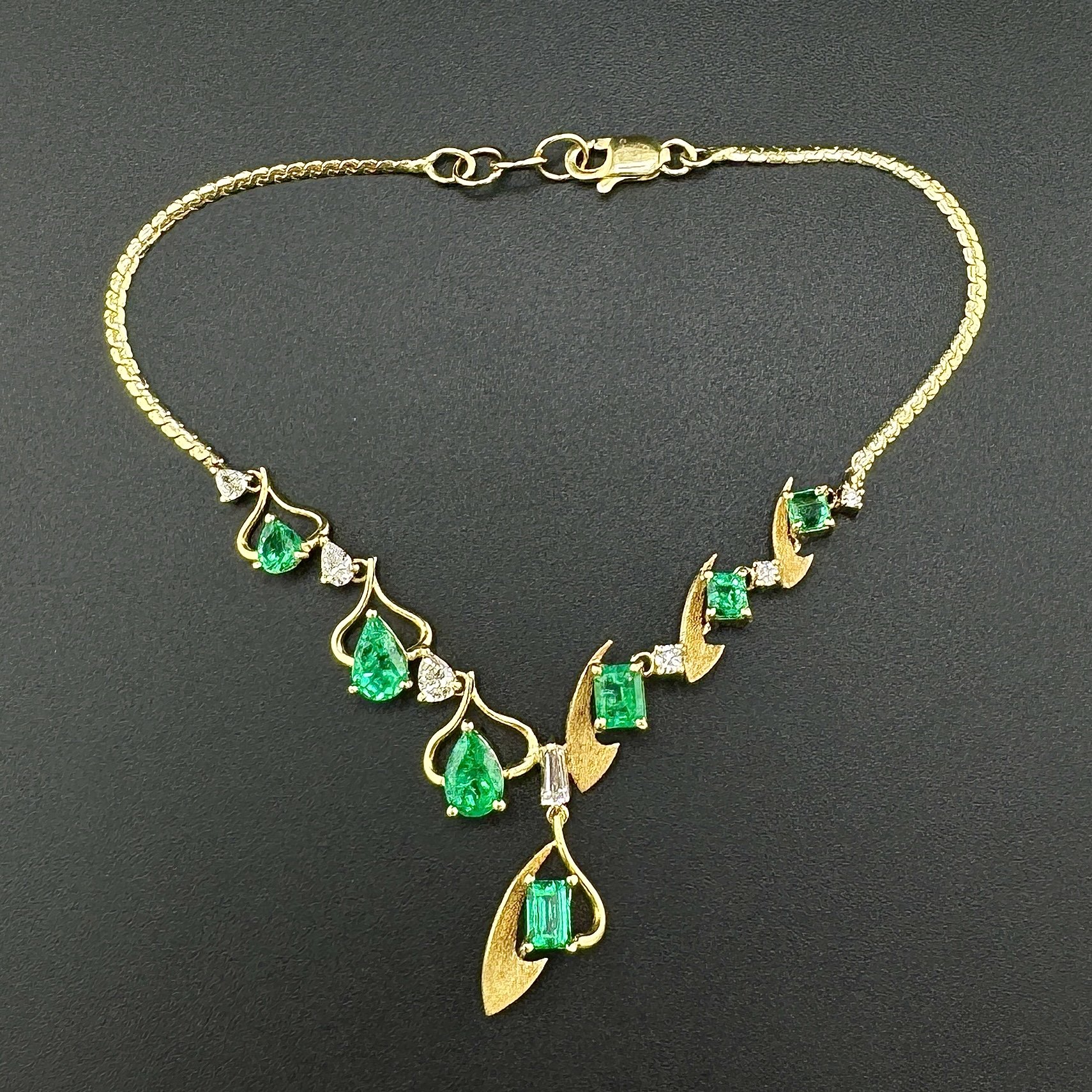 3CTW COLOMBIAN EMERALD & 0.50CTW DIAMOND BRACELET - 18K YG - 8" - 1960S