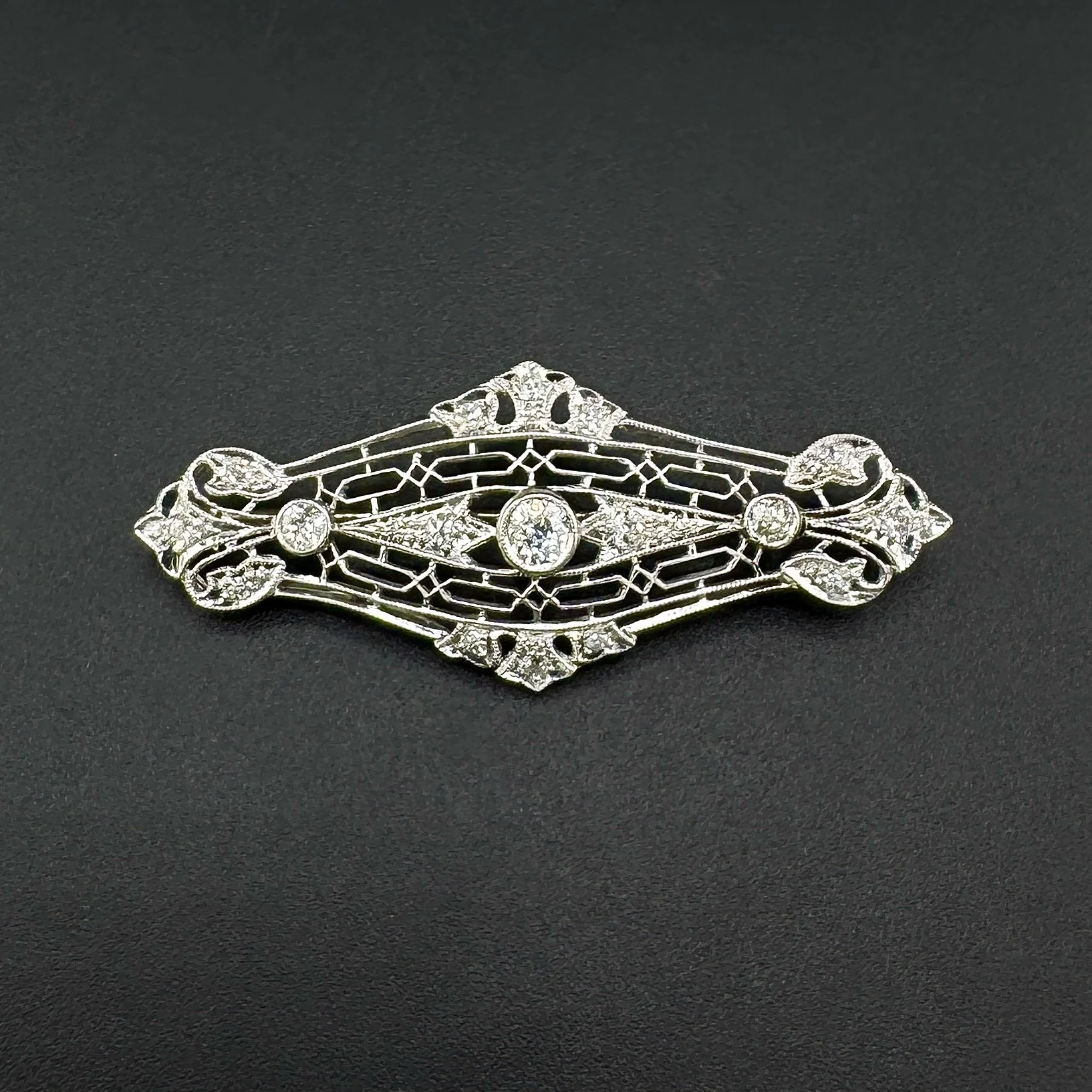 ART NOUVEAU 0.80CTW ROUND DIAMOND PIN - 18K WHITE GOLD