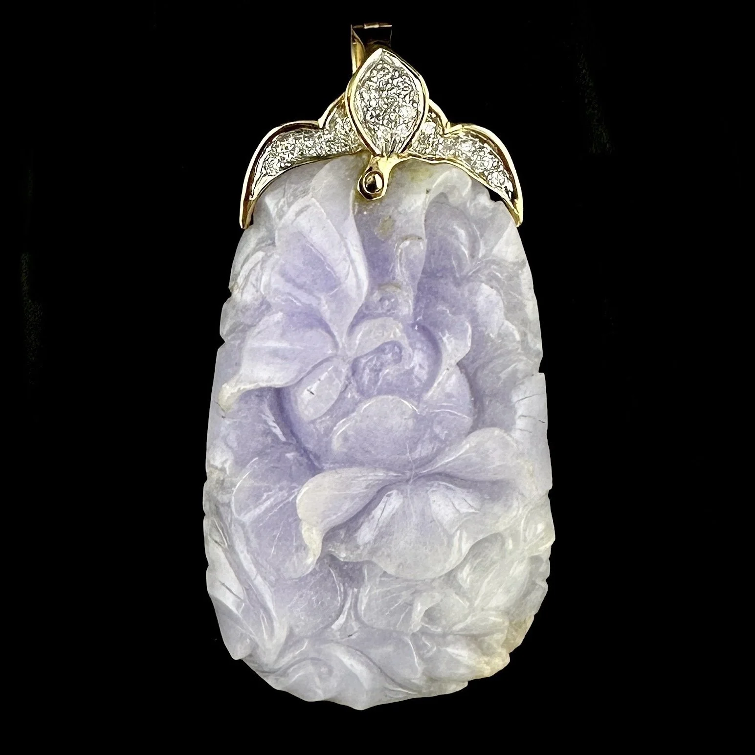 CARVED LAVENDER JADE & 0.50CTW ROUND DIAMOND PENDANT - 14K YELLOW GOLD