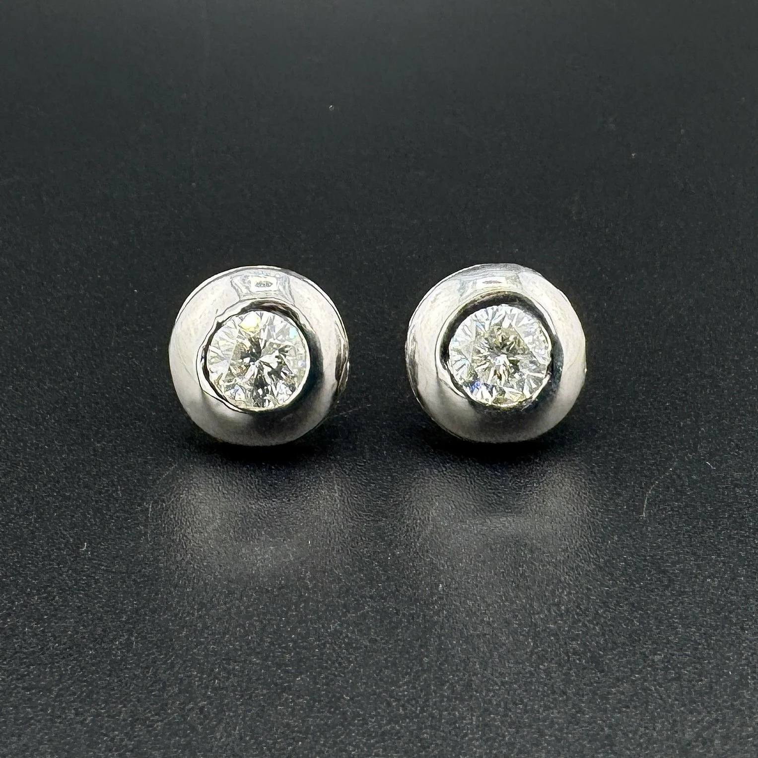 1.50CTW SI2-I1 H ROUND BEZEL SET DIAMOND EARRINGS - 14K WHITE GOLD