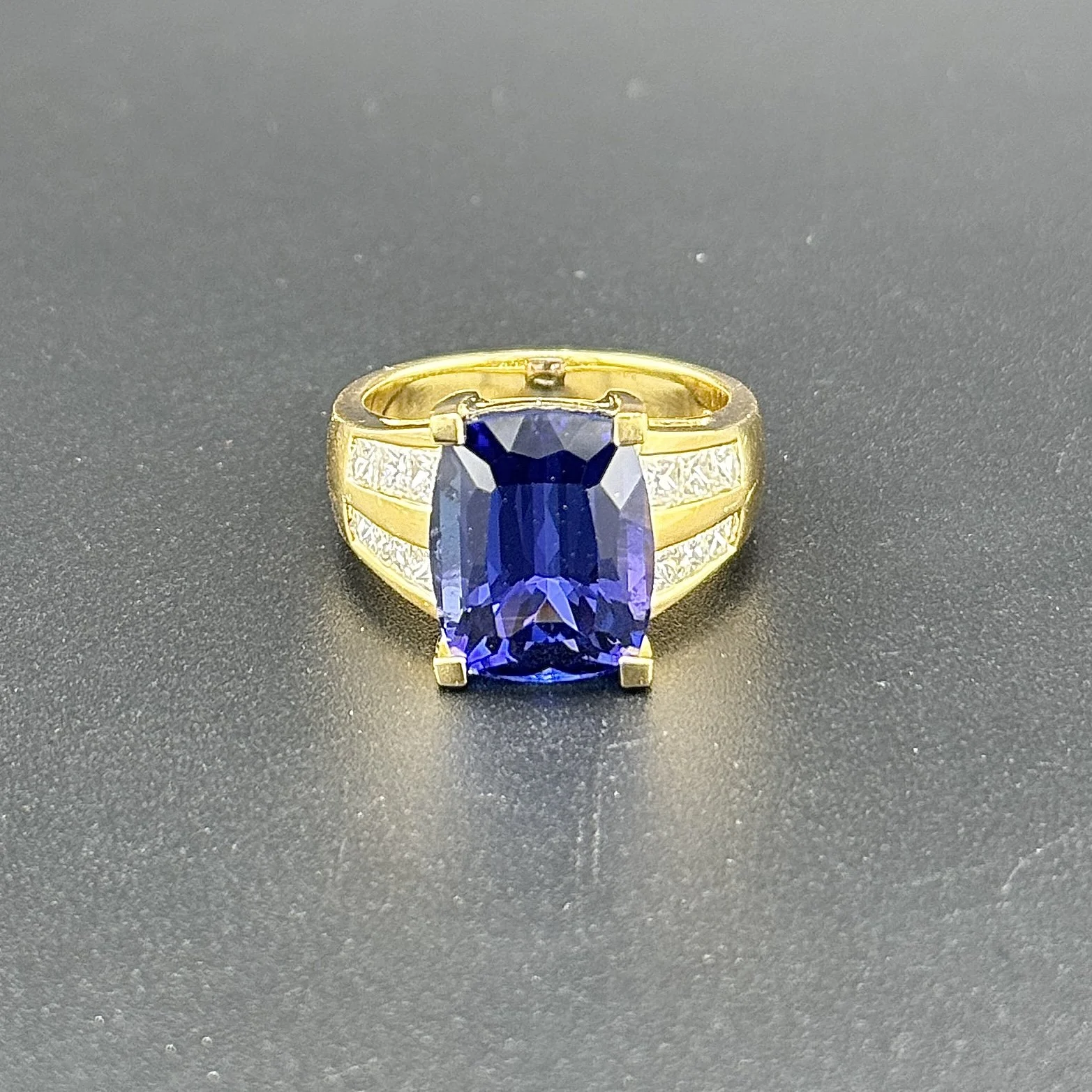 7.72CT CUSHION CUT TANZANITE & 1.2CTW VVS2-VS1 G-H DIAMOND RING - 18K YG - SZ 7