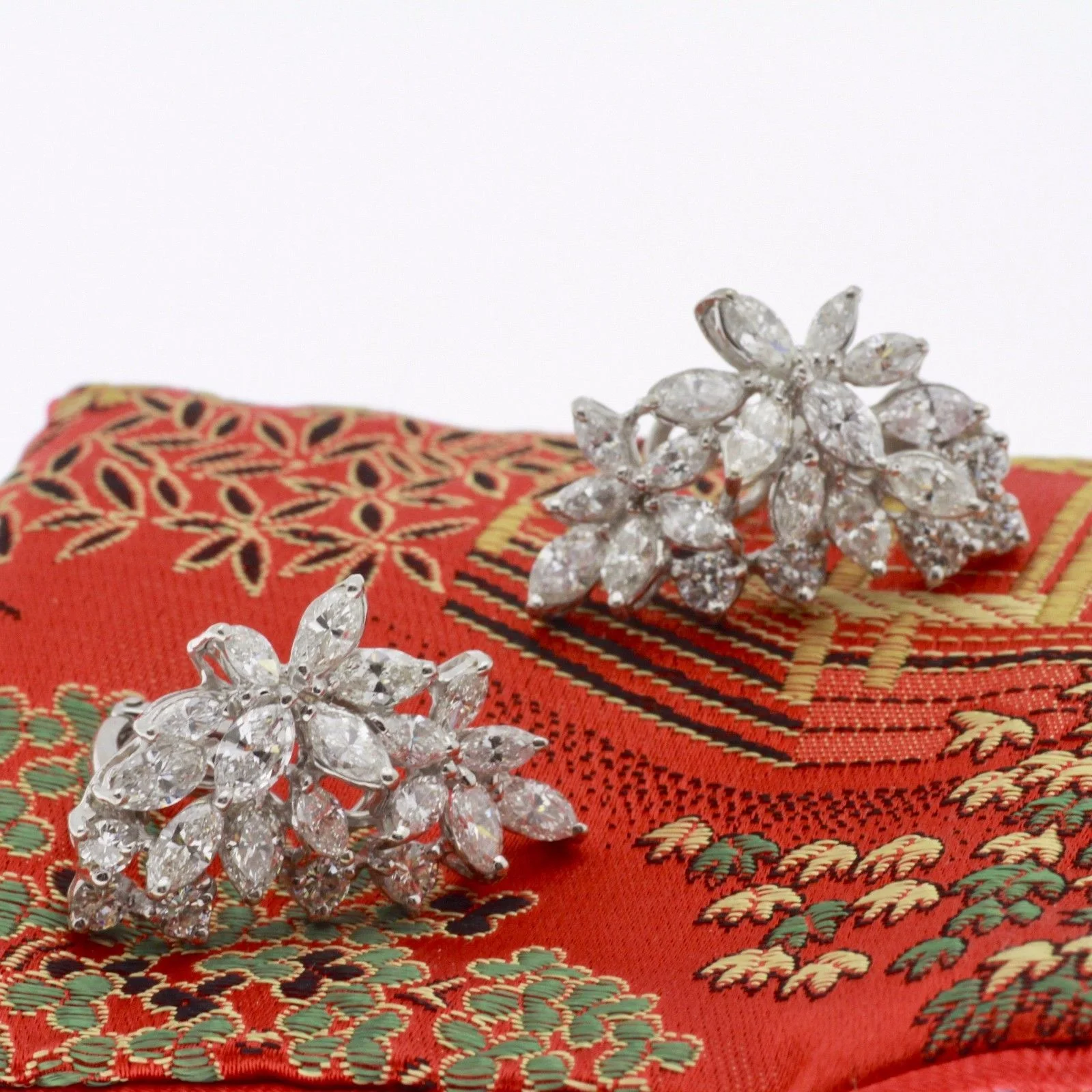 Jose Hess chandelier 18k White Gold Diamond Earrings 4.00 carats VS quality