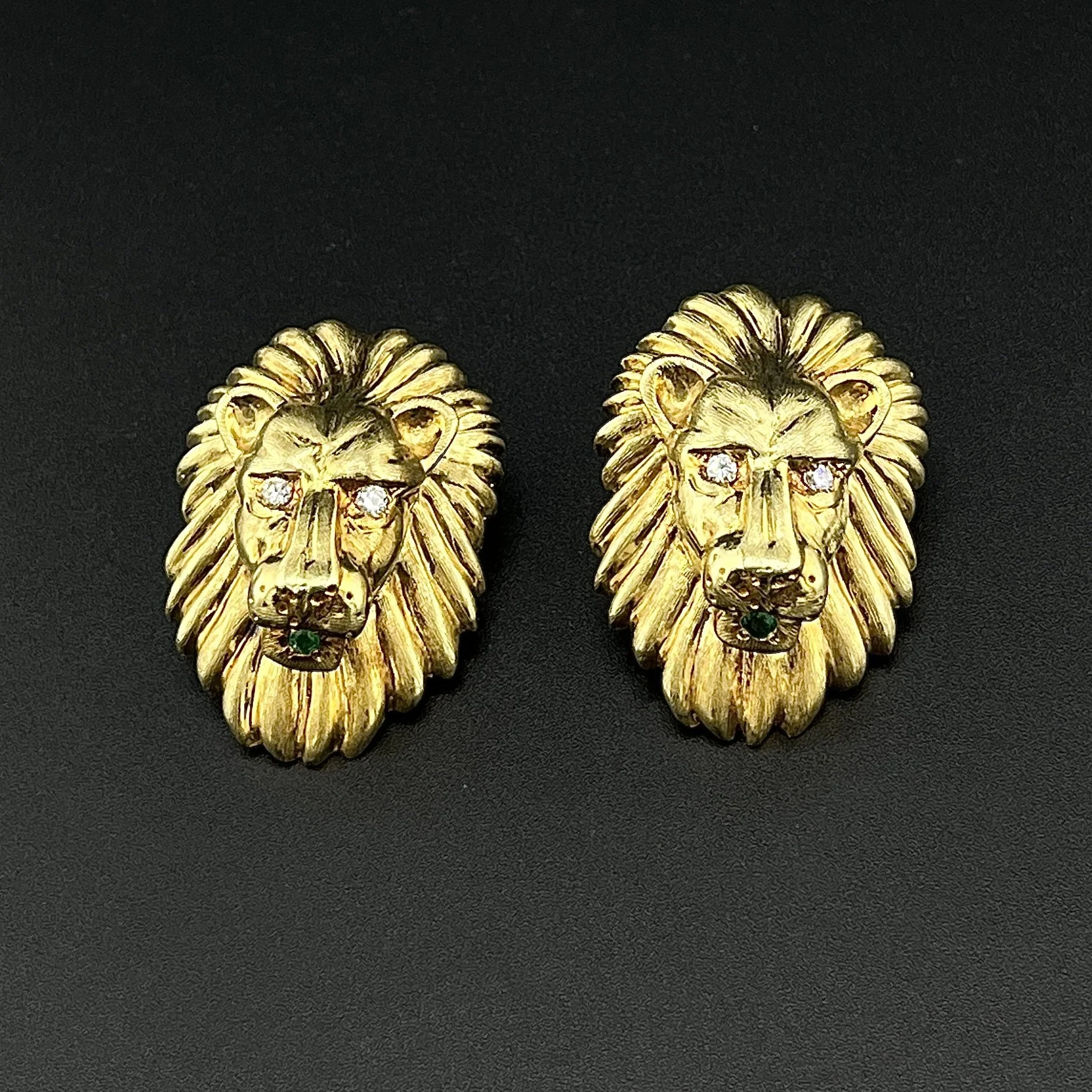 MAURICE KATZ 0.24CTW DIAMOND & 0.08CTW EMERALD LION HEAD EARRINGS 14K YG