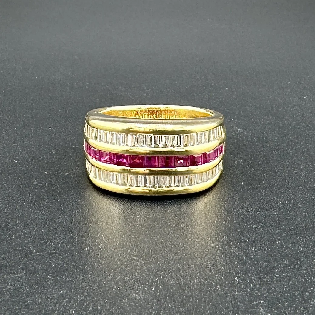 1.03CTW PRINCESS CUT RUBY & 2.08CTW SI H-I BAGUETTE DIAMOND RING - 18K YG - SZ 7