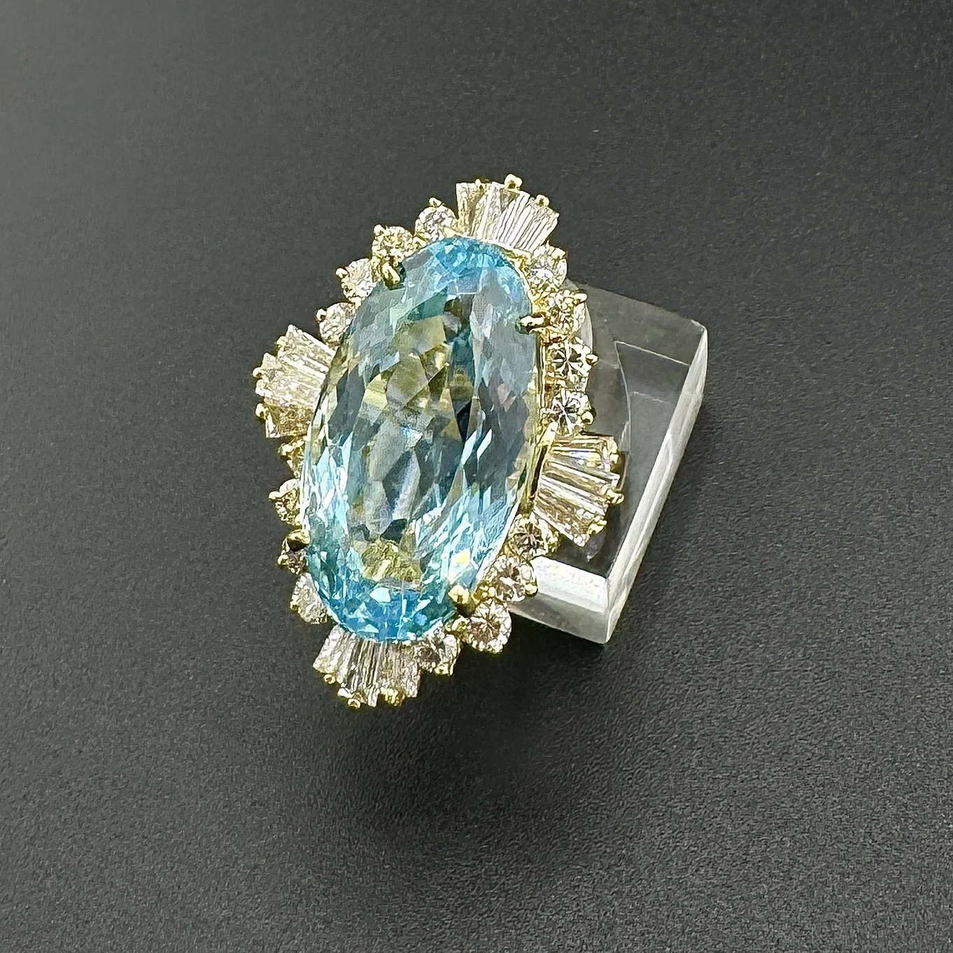 10CT OVAL AQUAMARINE & 2CTW VS1 E-F ROUND/BAGUETTE DIAMOND RING 14K YG SZ 7