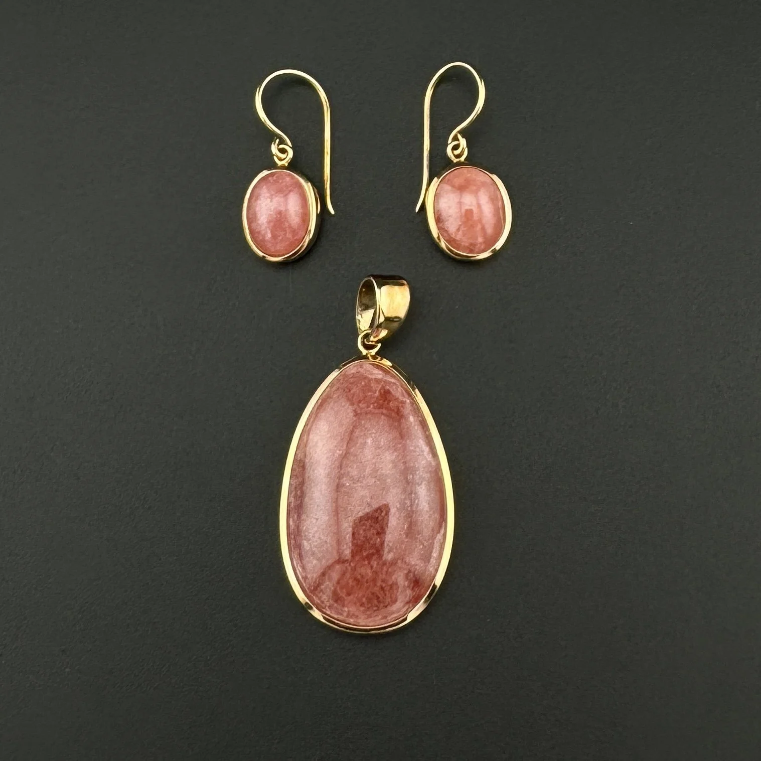 7CTW OVAL ROSE QUARTZ PENDANT & EARRINGS SET - 14K YELLOW GOLD