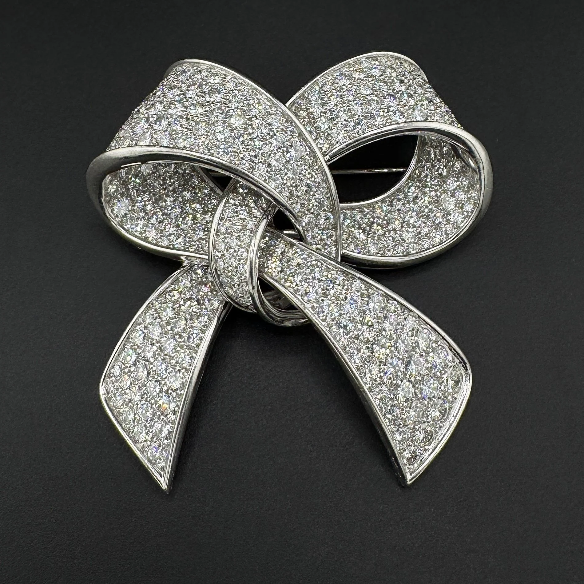 30CTW VVS2 E-F ROUND DIAMOND BOW PIN - PLATINUM - 2.40"