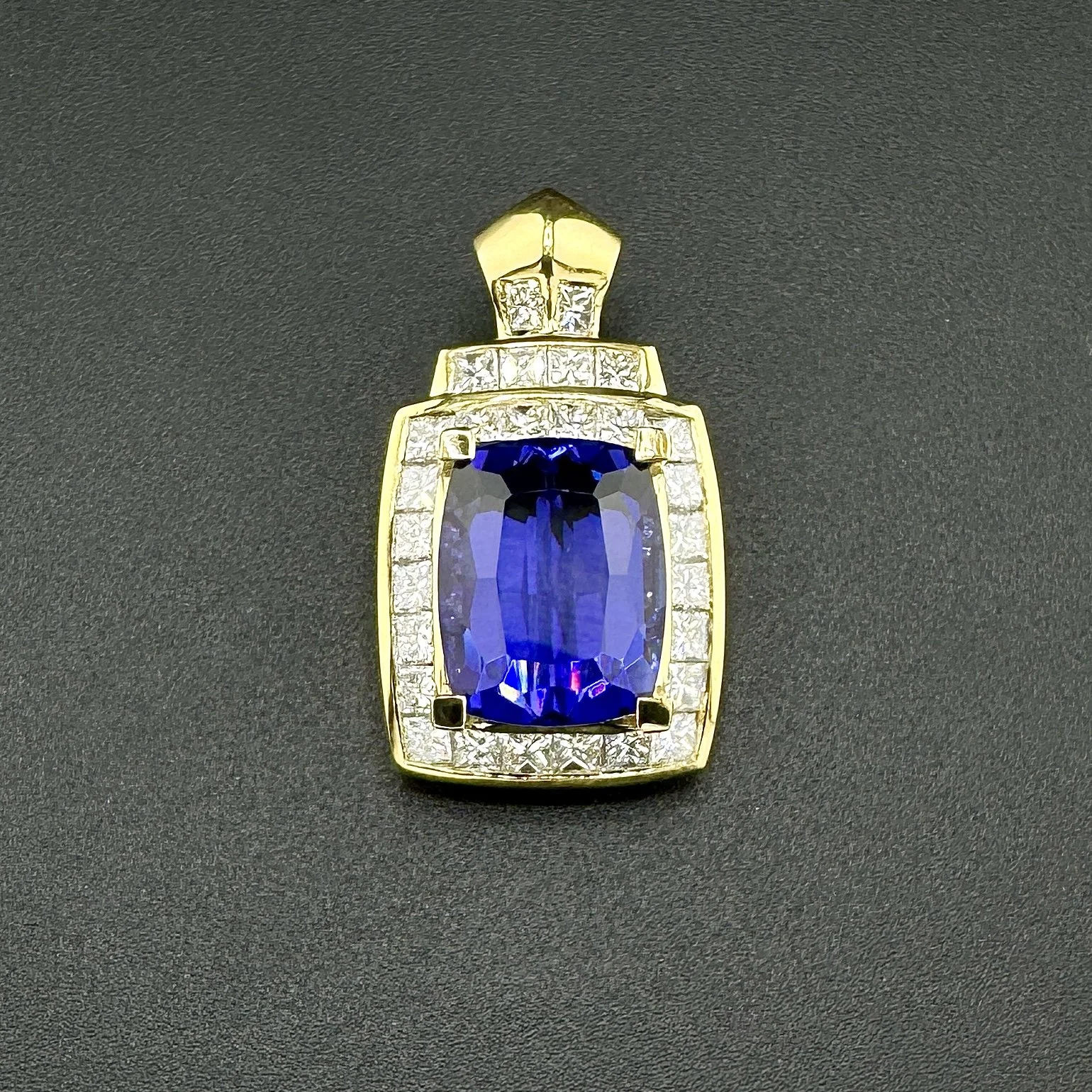10.27CT CUSHION CUT TANZANITE & 2.32CTW VVS2-VS1 G-H DIAMOND PENDANT - 18K YG