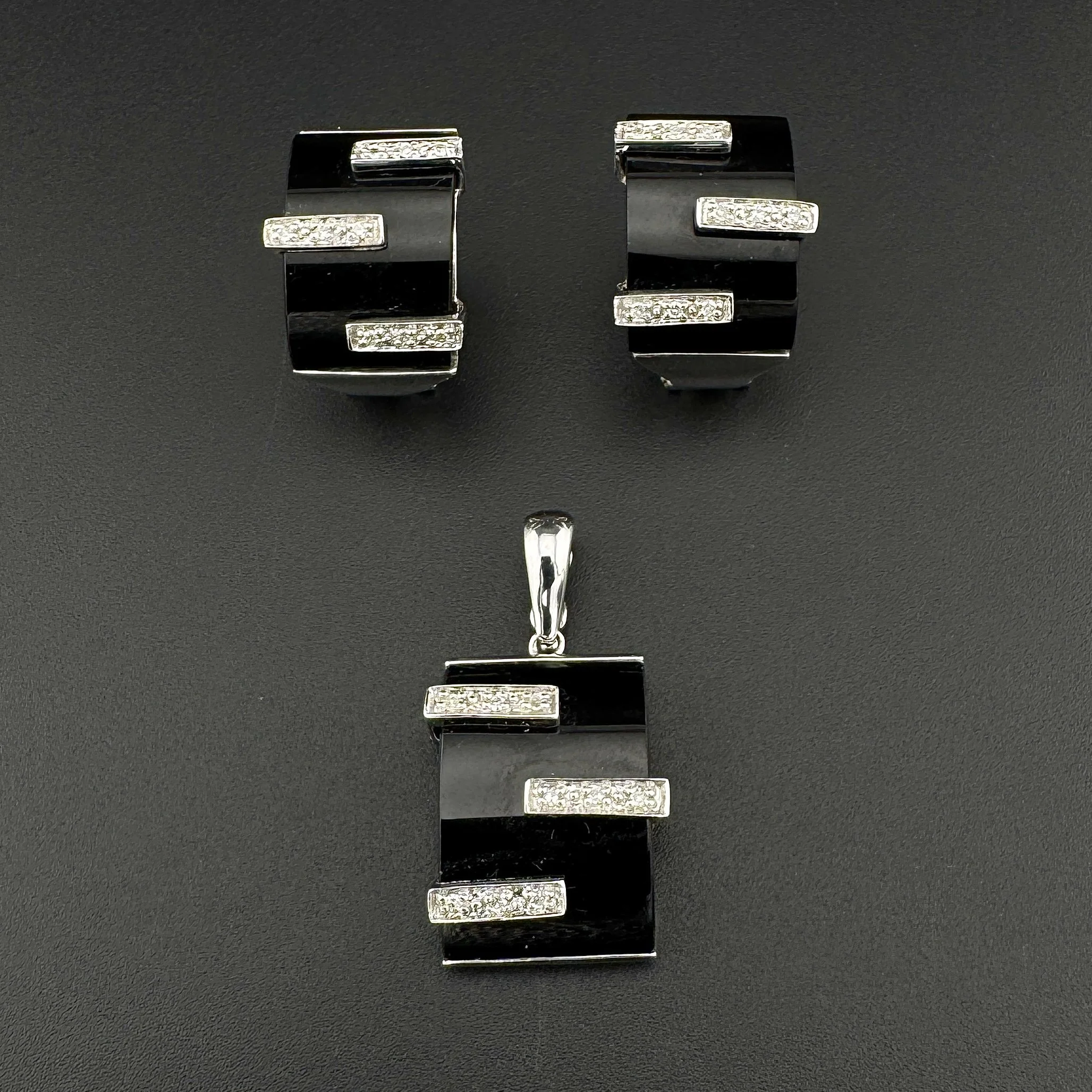 BLACK ONYX & 0.27CTW ROUND DIAMOND EARRINGS & PENDANT SET - 14K WHITE GOLD