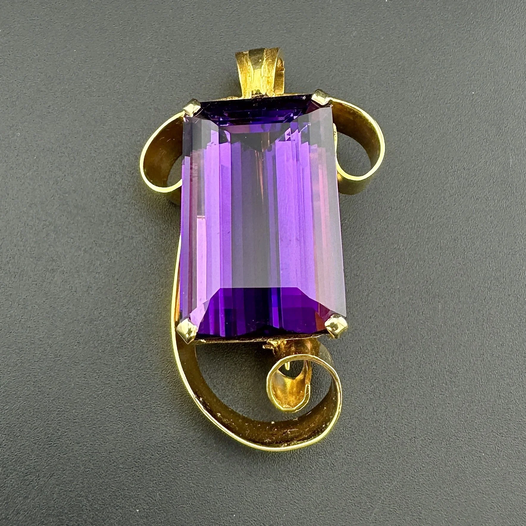 40CT EMERALD CUT AMETHYST PIN / PENDANT - 14K YELLOW GOLD