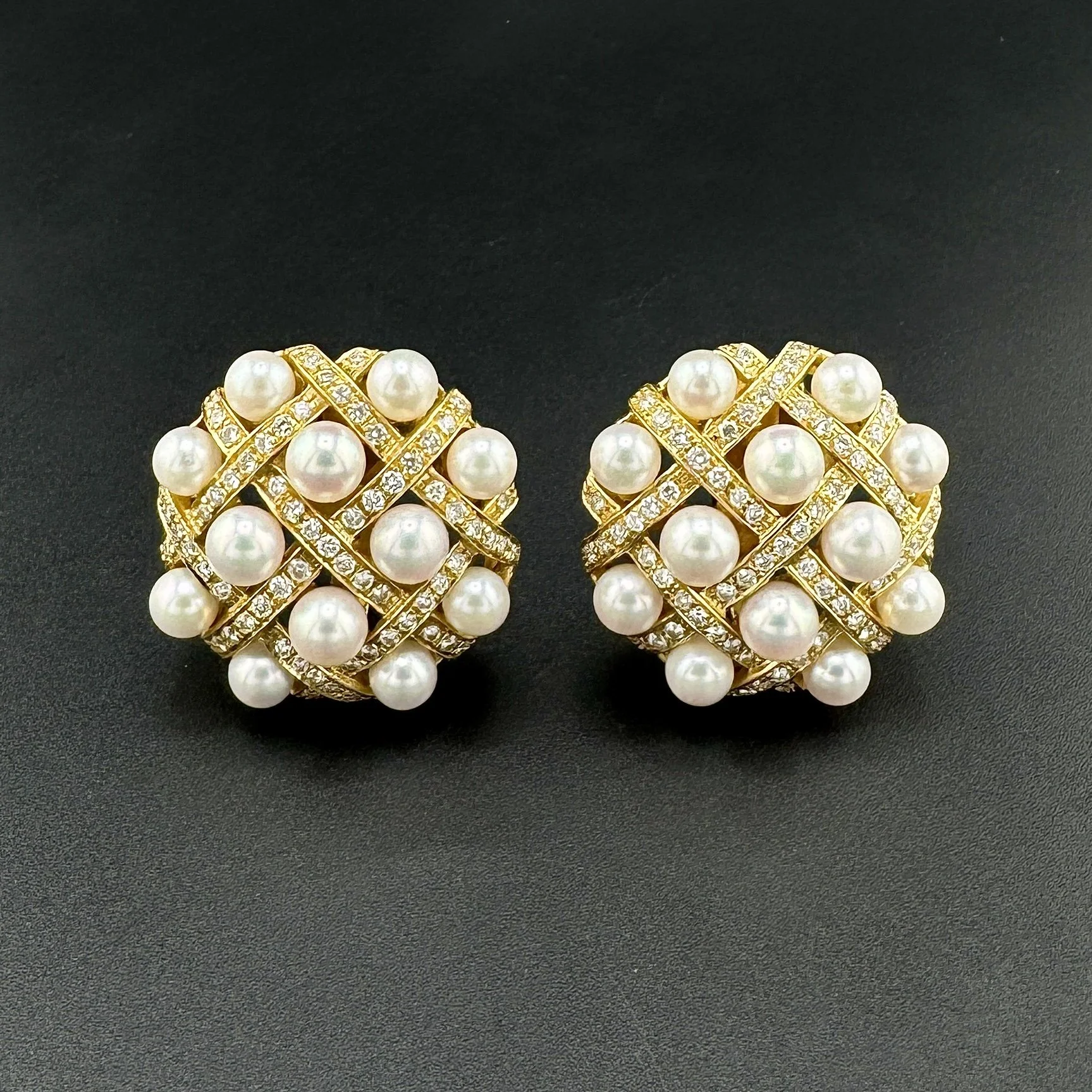 4.14CTW VS2 G-H ROUND DIAMOND & 6MM PEARL WEAVE EARRINGS - 18K YELLOW GOLD