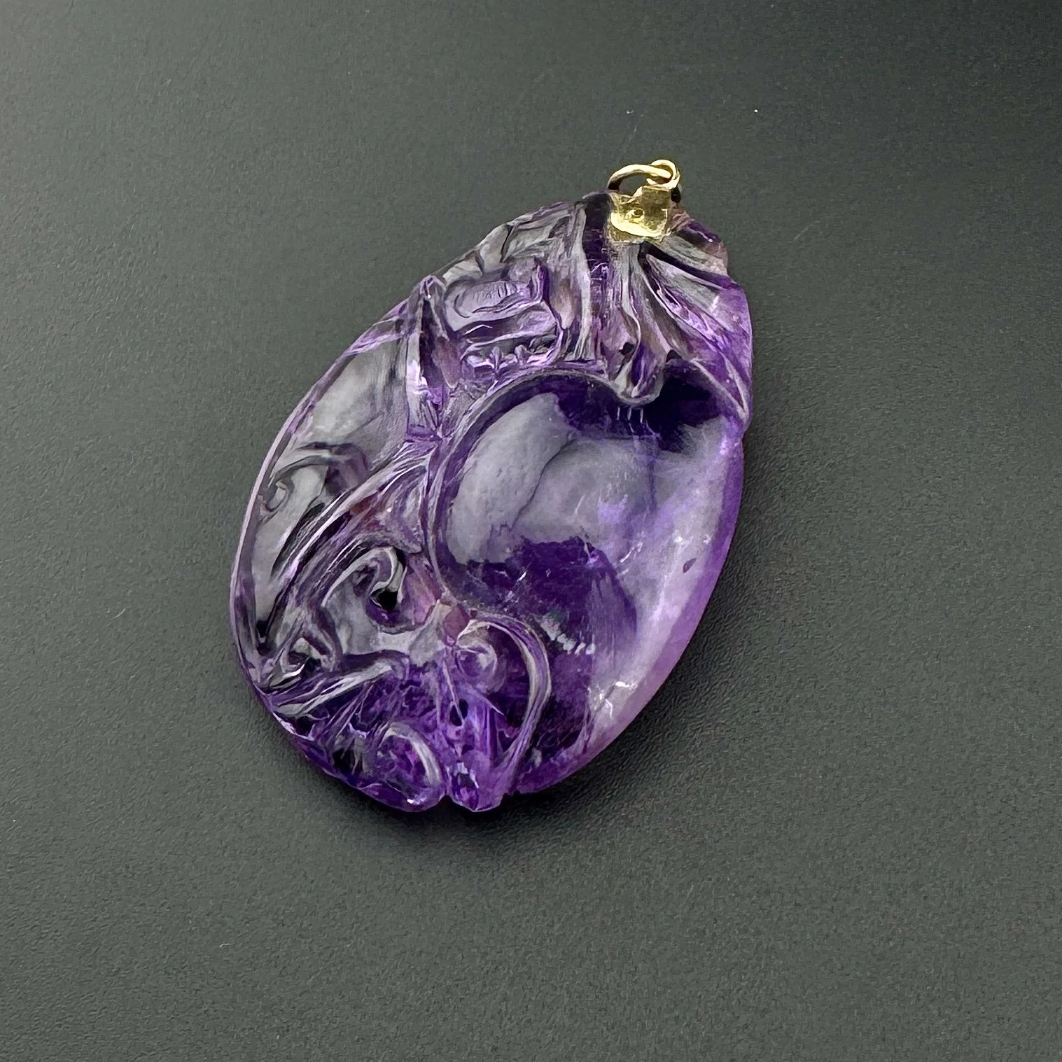 CARVED CHINESE AMETHYST DOG PENDANT - 14K YELLOW GOLD