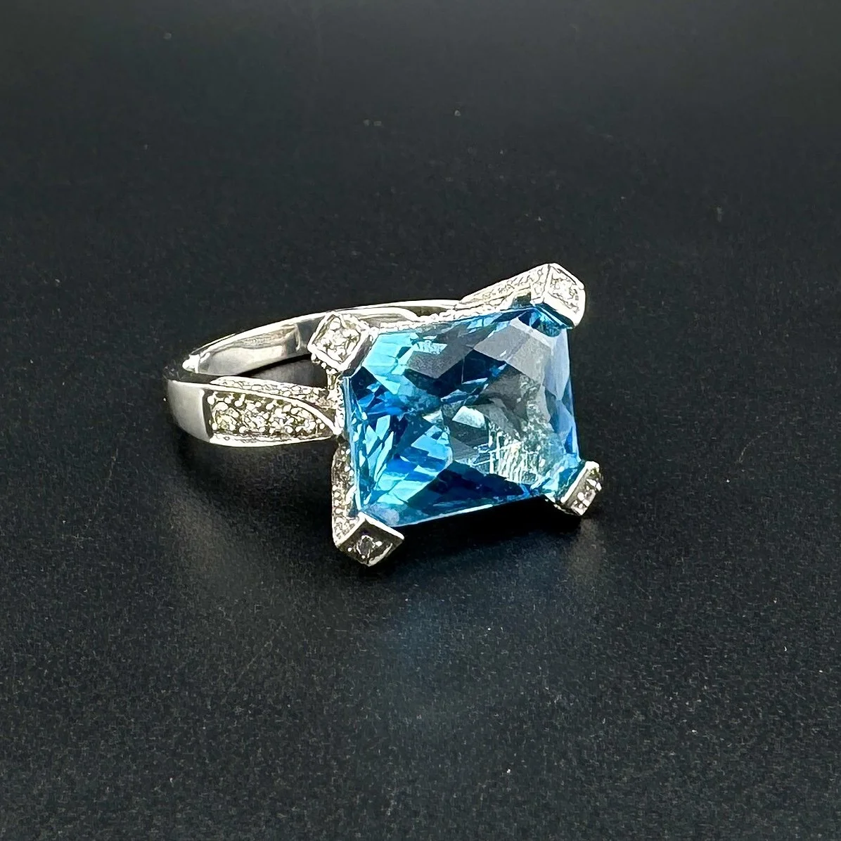 6CT CUSHION CUT BLUE TOPAZ & 0.92CTW ROUND DIAMOND RING - 14K WG - SZ 7