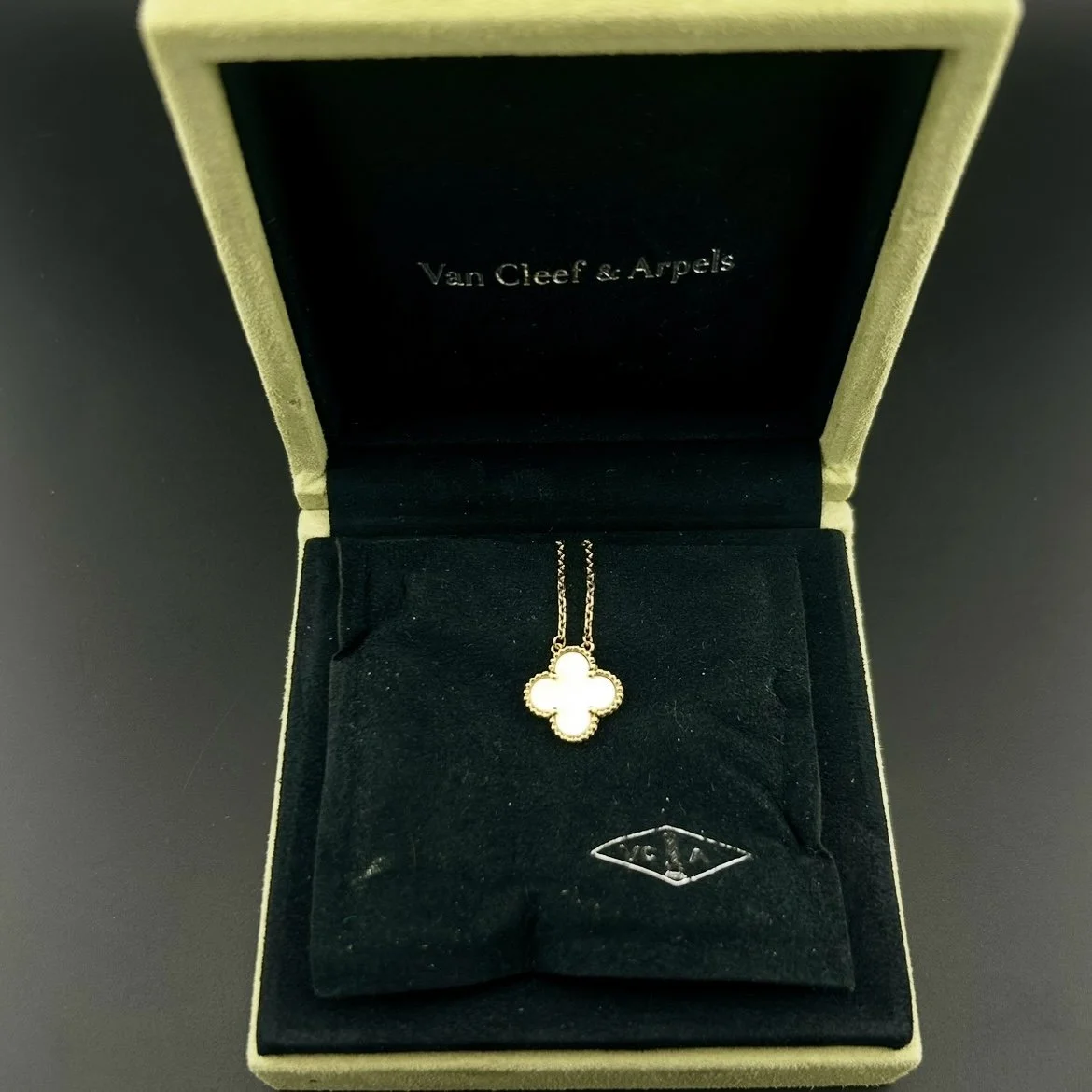 VAN CLEEF & ARPELS ALHAMBRA MOTHER OF PEARL PENDANT NECKLACE 18K YELLOW GOLD B+P