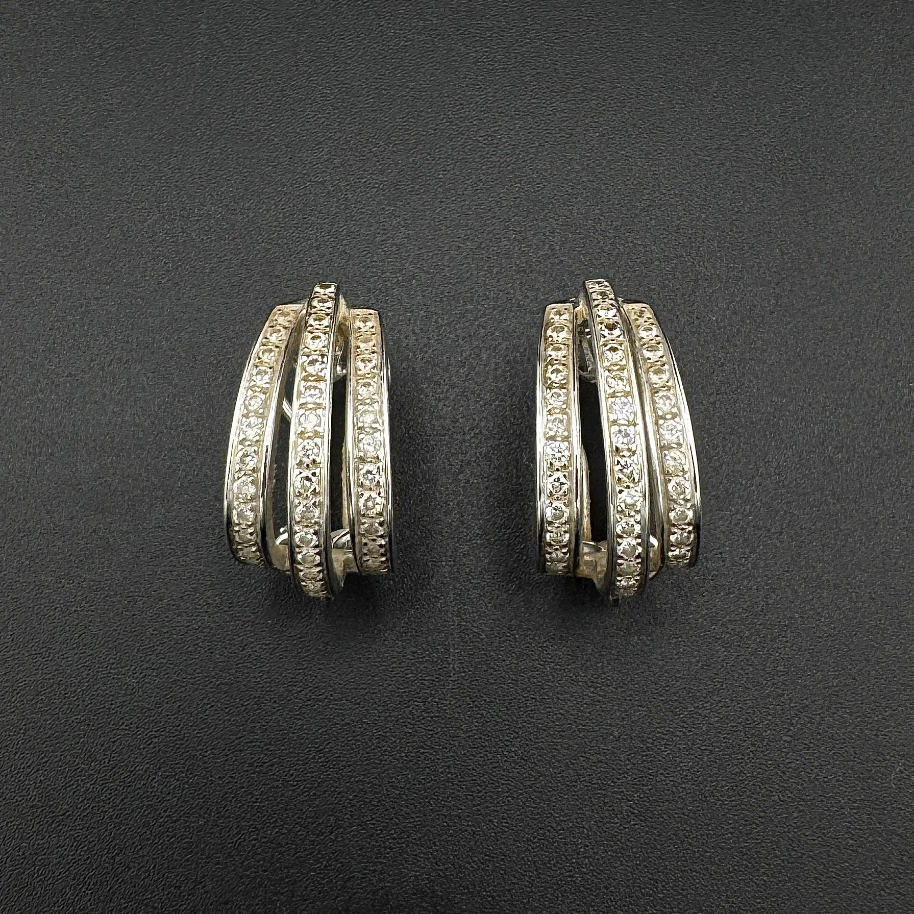 1.30CTW ROUND DIAMOND 3 ROW HALF HOOP EARRINGS - 18K WHITE GOLD