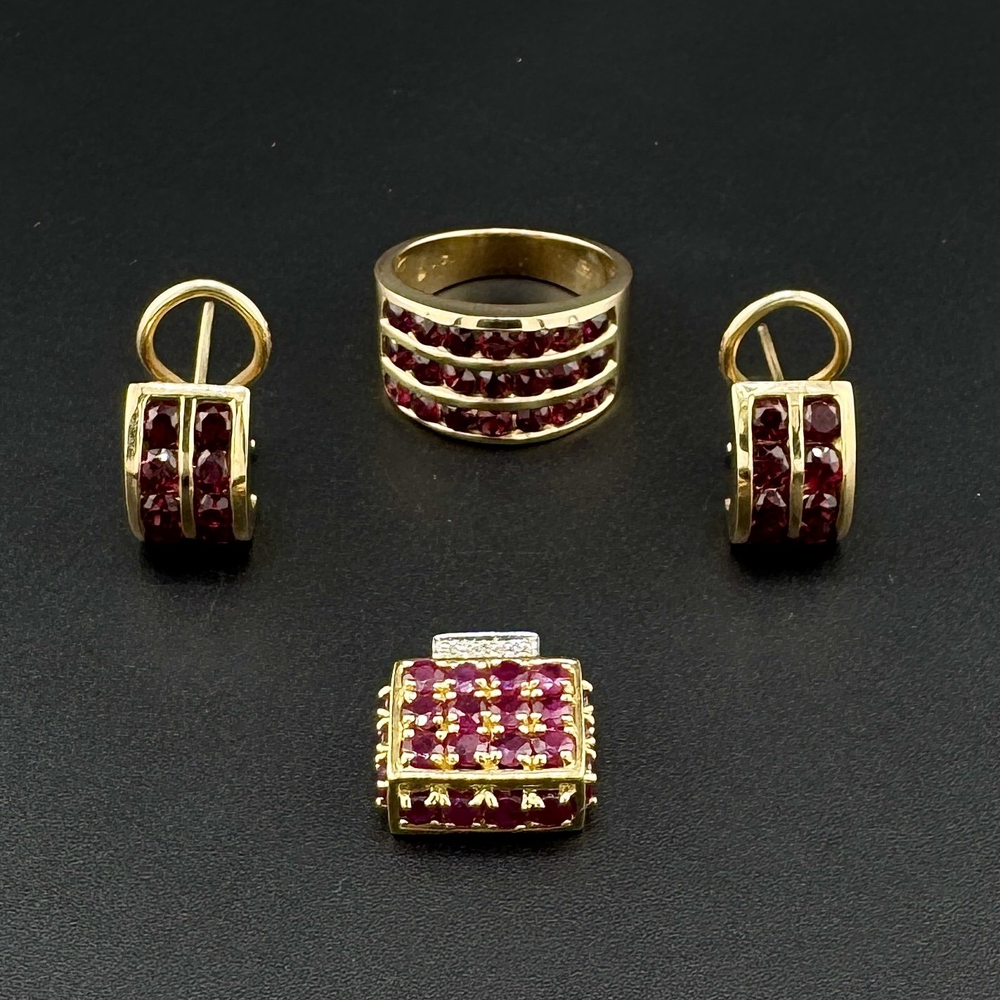 7.5CTW ROUND RUBY RING / EARRINGS / PENDANT SET - 14K YELLOW GOLD