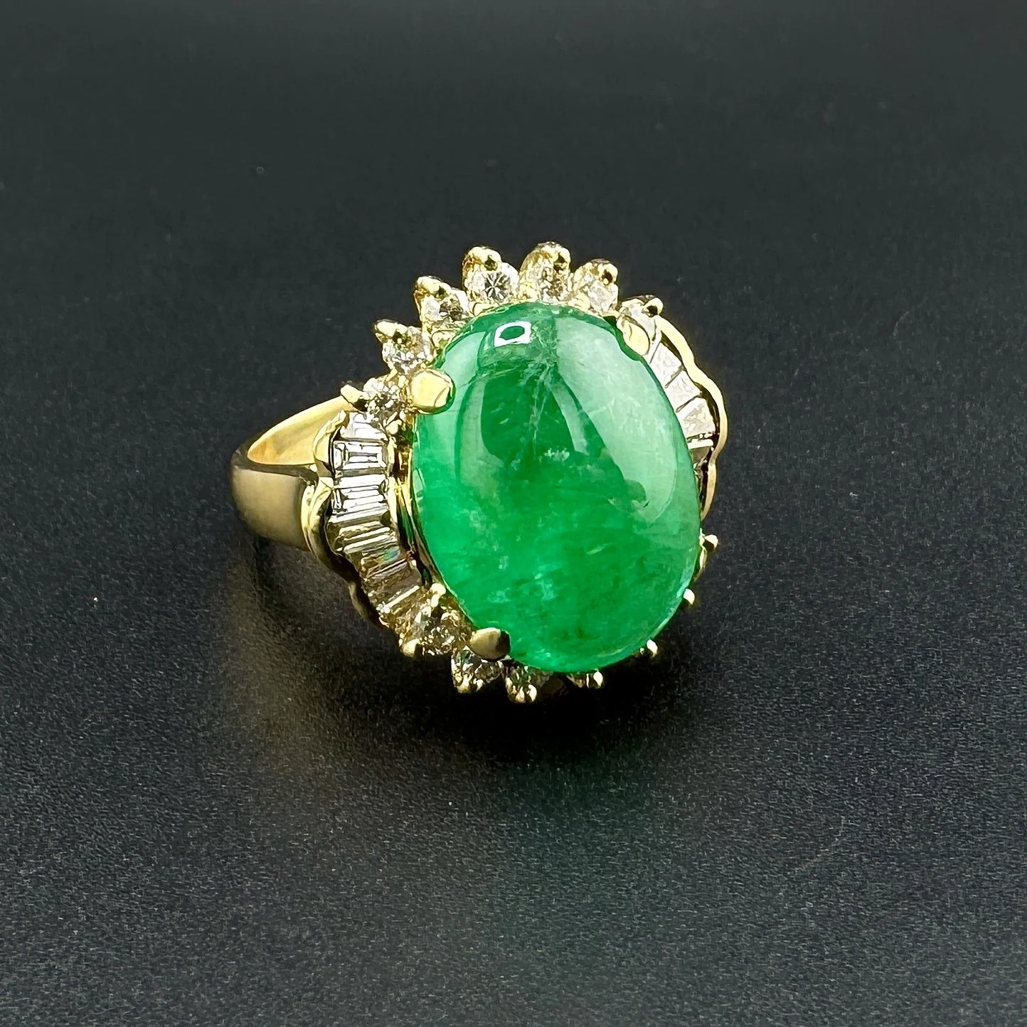 9CT CABOCHON EMERALD & 1.43CTW VS1 F-G ROUND DIAMOND RING - 18K YG - SZ 8