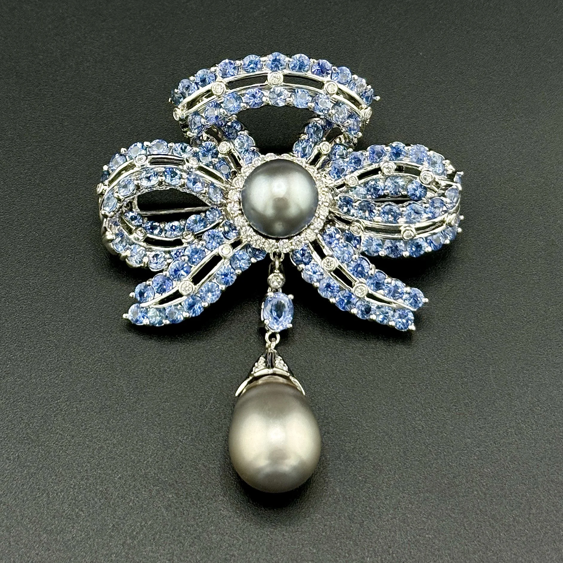 11.4CTW CEYLON SAPPHIRE / 1.08CTW DIAMOND / TAHITIAN PEARL BOW PIN - 18K WG