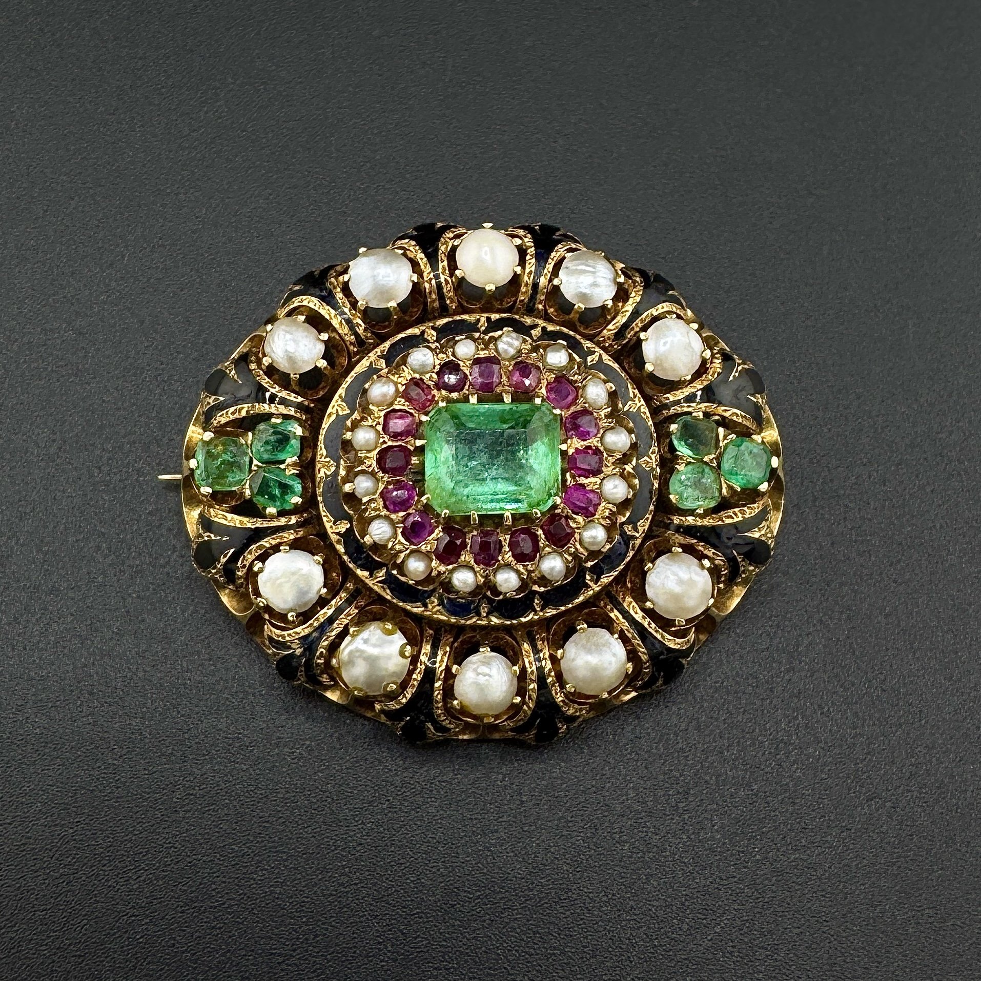 VICTORIAN 3.4CTW COLOMBIAN EMERALD / 1.6CTW RUBY / PEARL PIN - 14K YELLOW GOLD