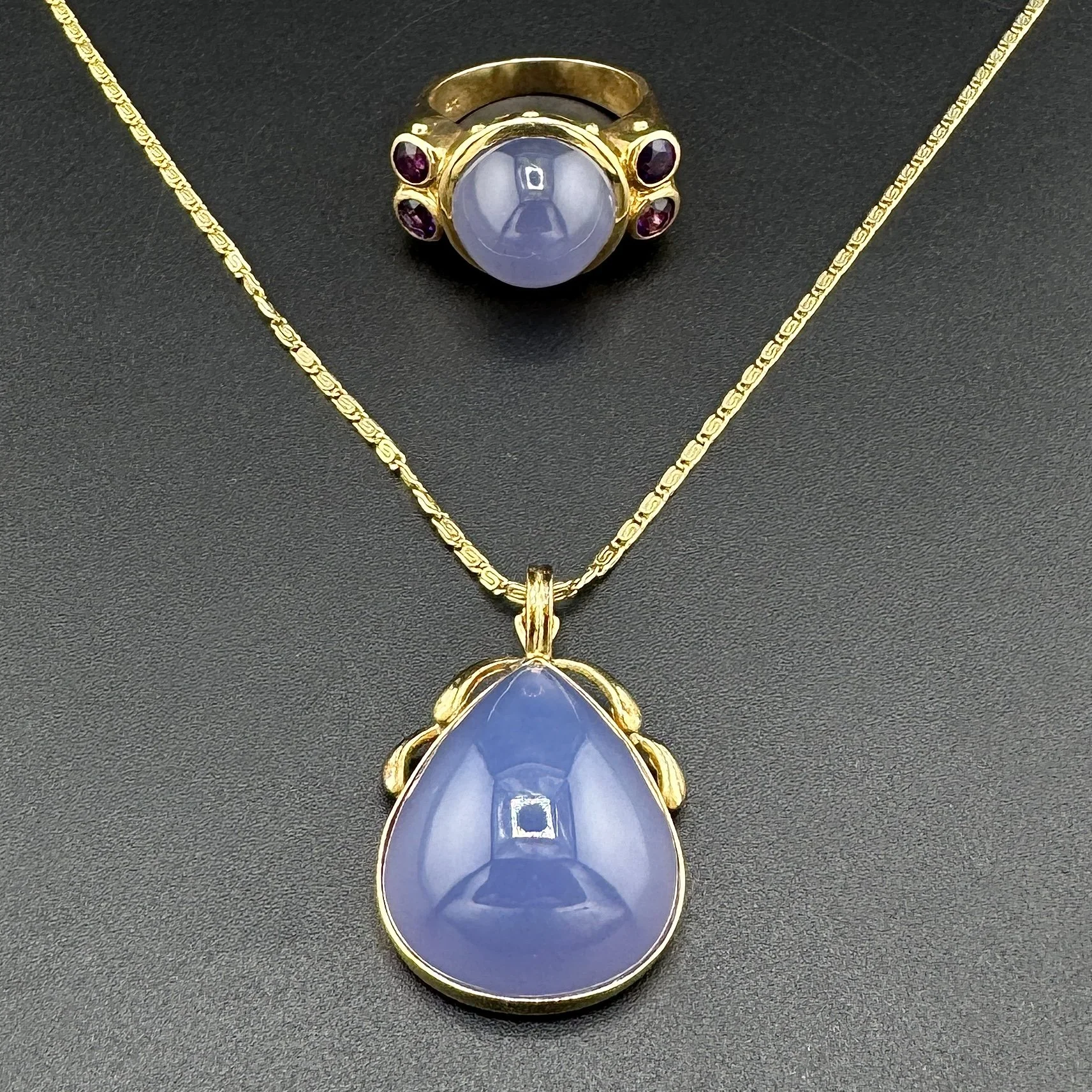 24CTW PURPLE CHALCEDONY & 0.60CTW AMETHYST NECKLACE / RING SET - 14K YELLOW GOLD