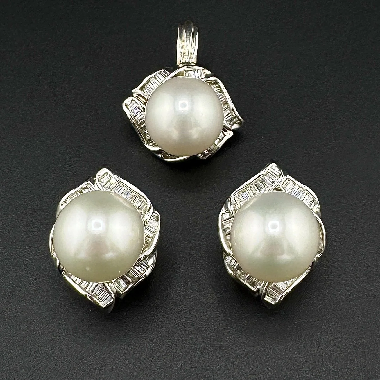 7.52CTW VS1 F-G BAGUETTE DIAMOND & 14MM PEARL EARRINGS /NECKLACE SET - 18K WG