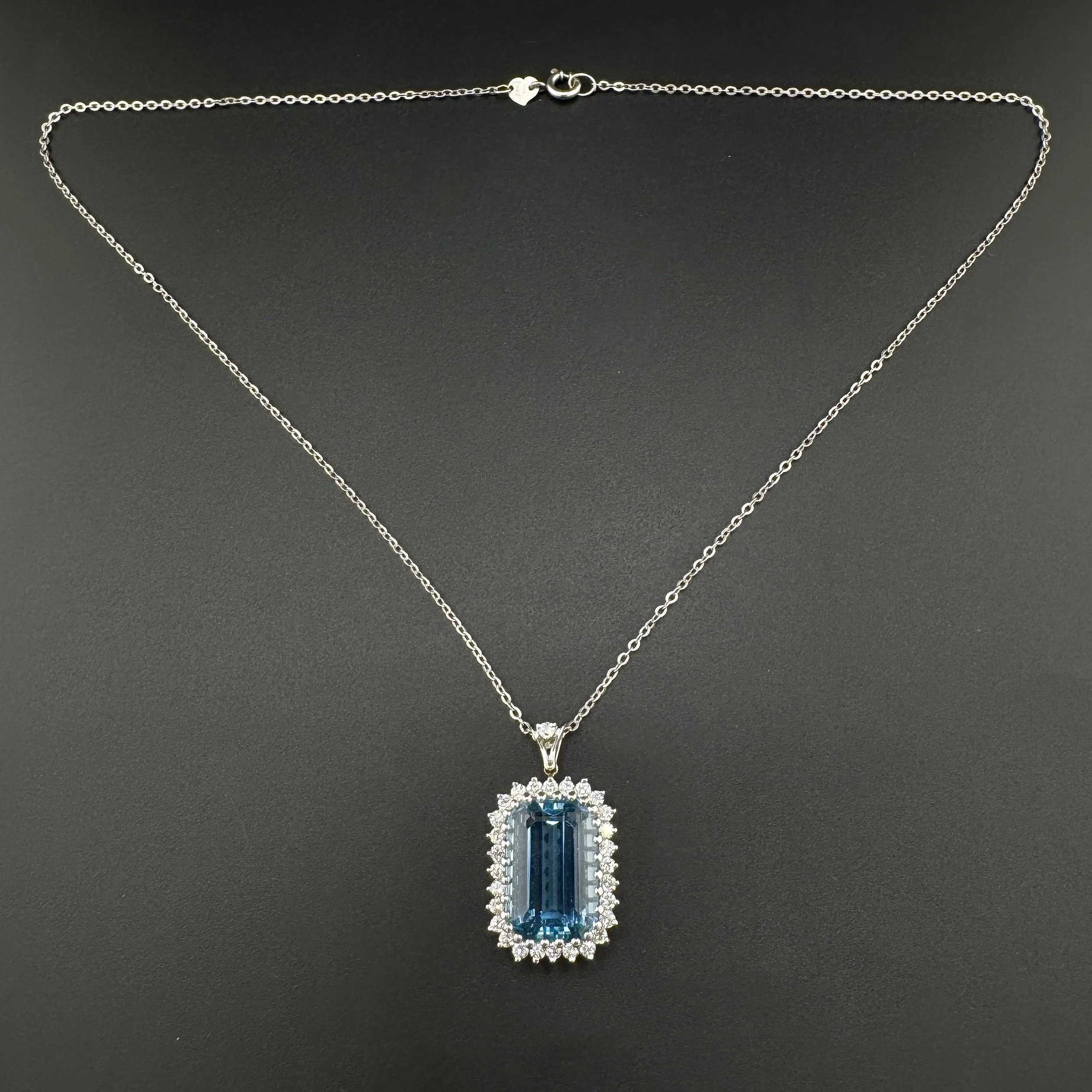 12CT EMERALD CUT AQUAMARINE & 1.16CTW VS2 H ROUND DIAMOND NECKLACE - 18K WG 18"