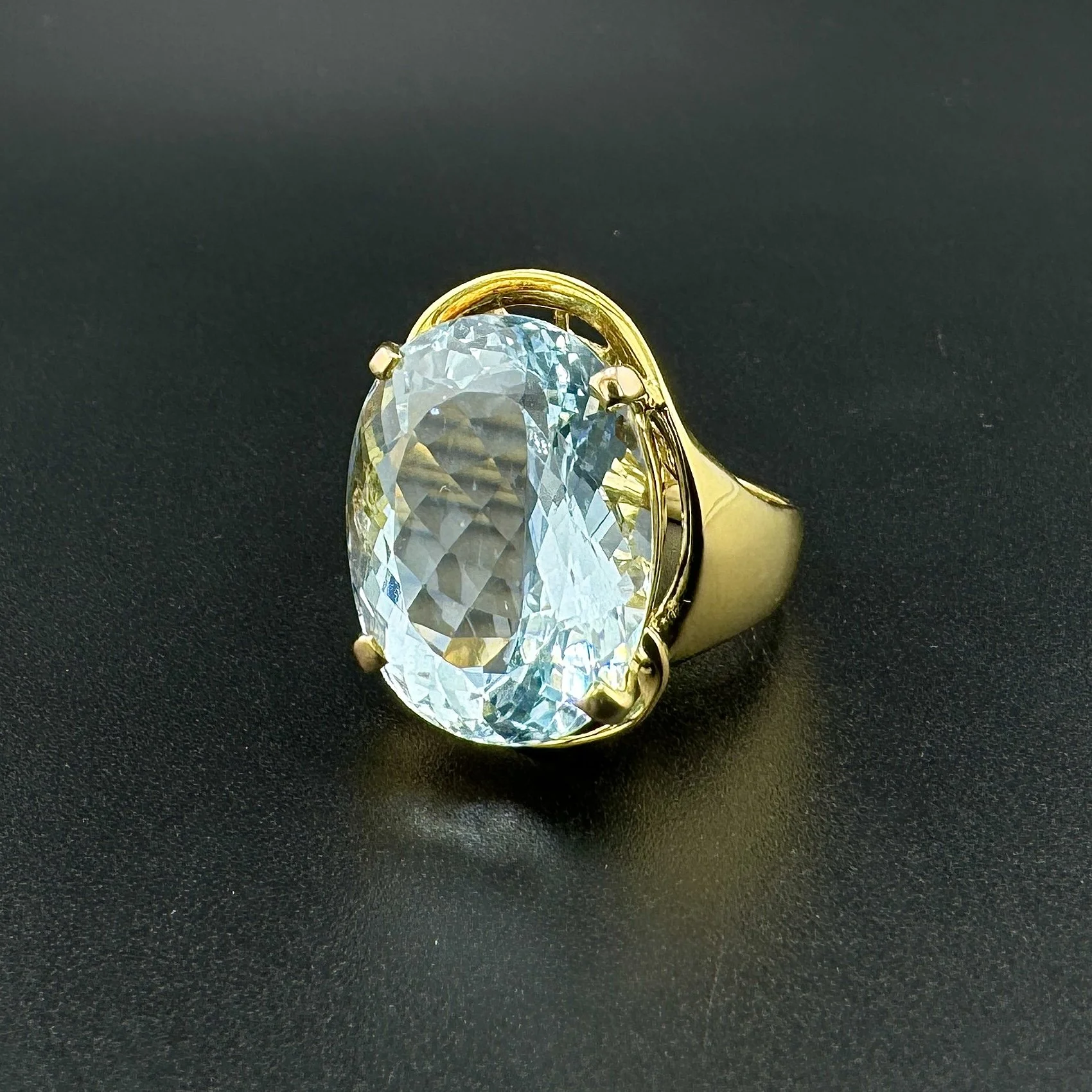 17CT OVAL AQUAMARINE RING - 14K YELLOW GOLD - SZ 7.5