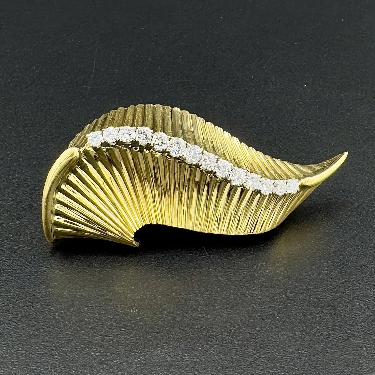 DECO 0.65CTW ROUND DIAMOND LEAF PIN - 18K YELLOW GOLD
