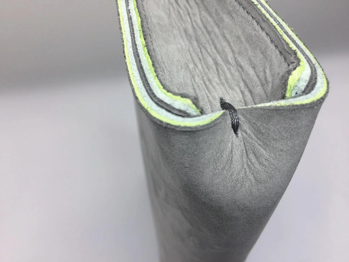 ARCHIVE

Sequenced leather clutch prototype.

Made from leftover leather pieces bonded together and formed into a minimalistic clutch to show the leathers 3rd dimension.

2017
---------------------------
#eccoleather #leather #clutch #sequenced #deta