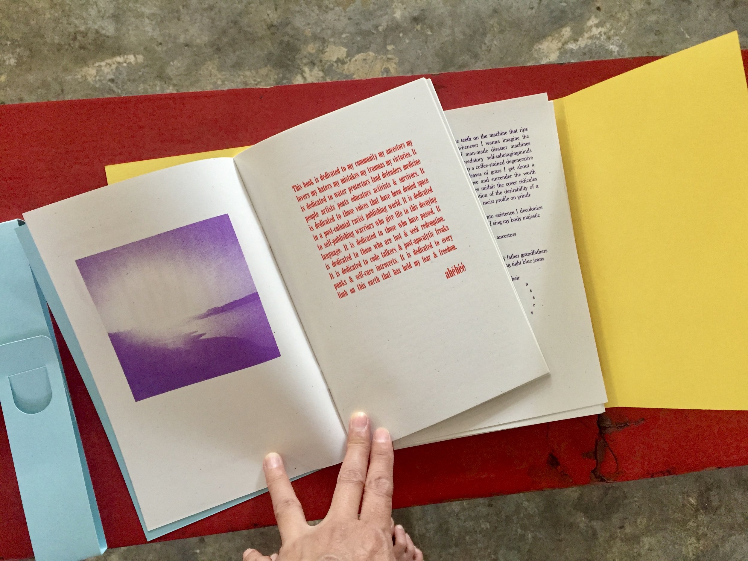  DinéYazhi´’s book consists of loose leafs and hand-bound elements, printed/assembled by John Akira Harrold. 