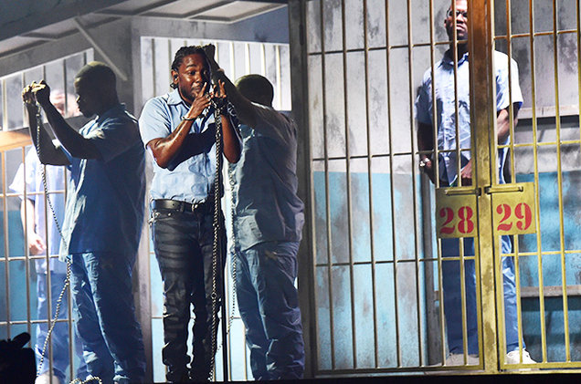 02-Kendrick-Lamar-performance-grammy-2016-billboard-650