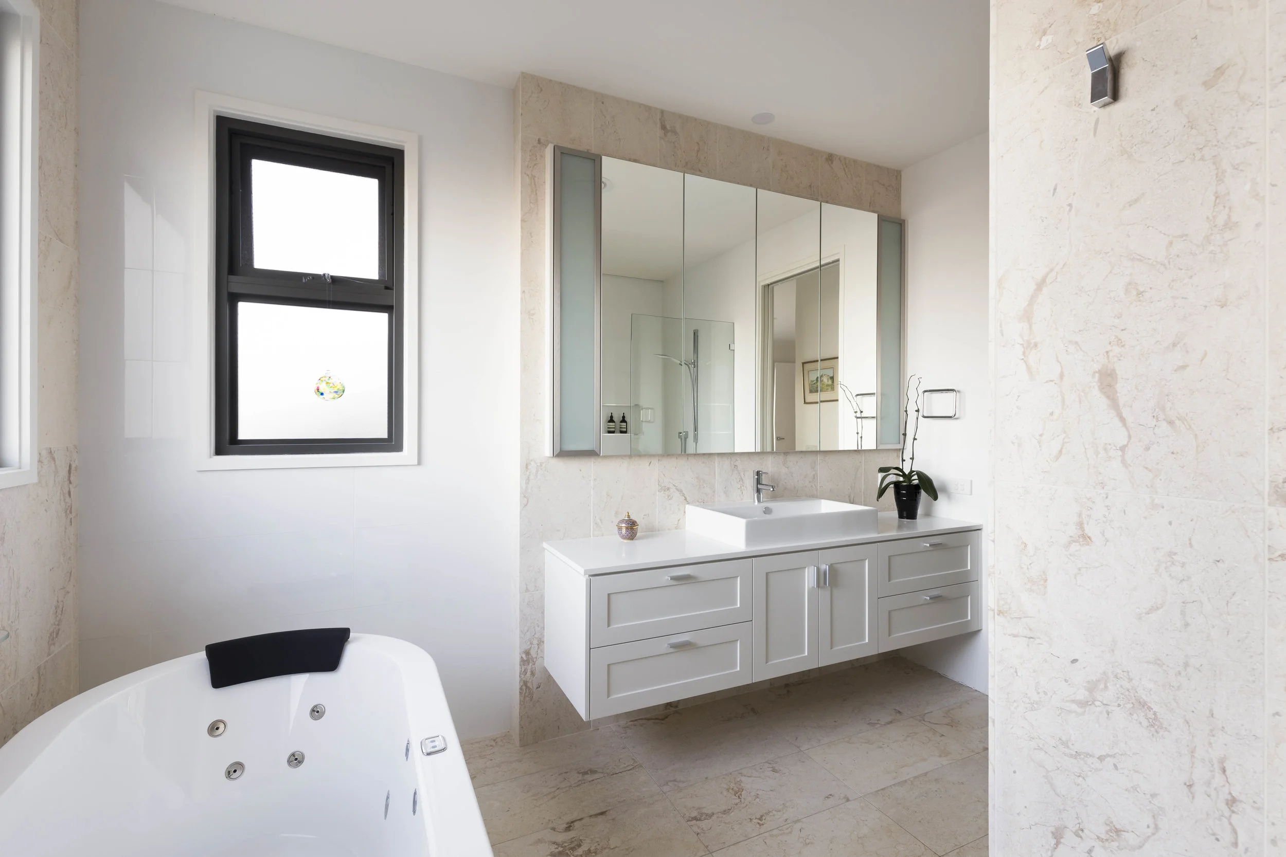marina-mcdonald-architectural-photography-canberra-adam-hobill-design-bathroom-white
