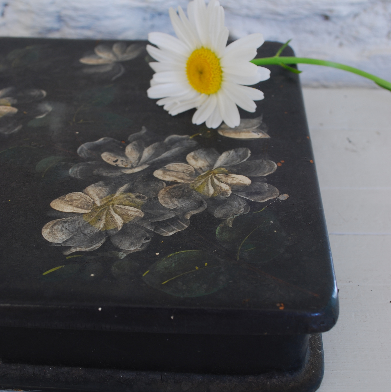 5-daisy lacquer box.JPG